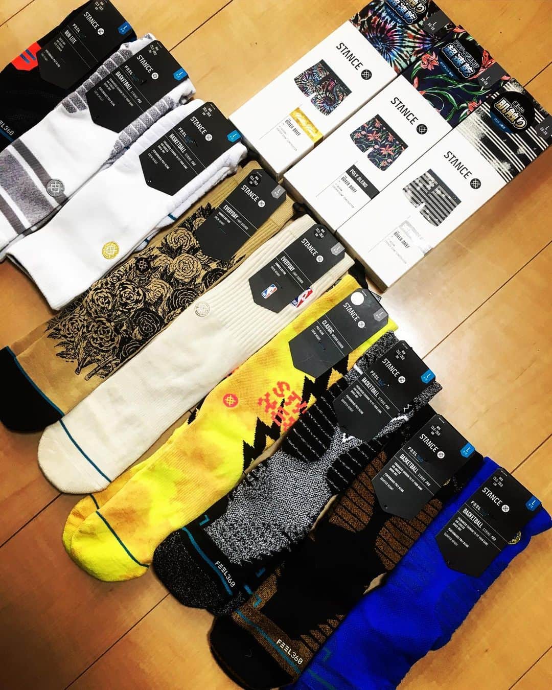 眞庭城聖のインスタグラム：「今シーズンからSTANCEに個人的にサポートして頂ける事になりました‼️ . 実用性も高くオシャレなデザインも数多いです‼️ 早速ソックスとアンダーパンツを提供して頂きました😆👏👏👏 #stance #socks #underpants #basketball #茨城ロボッツ #27 #ありきたりはつまらない」