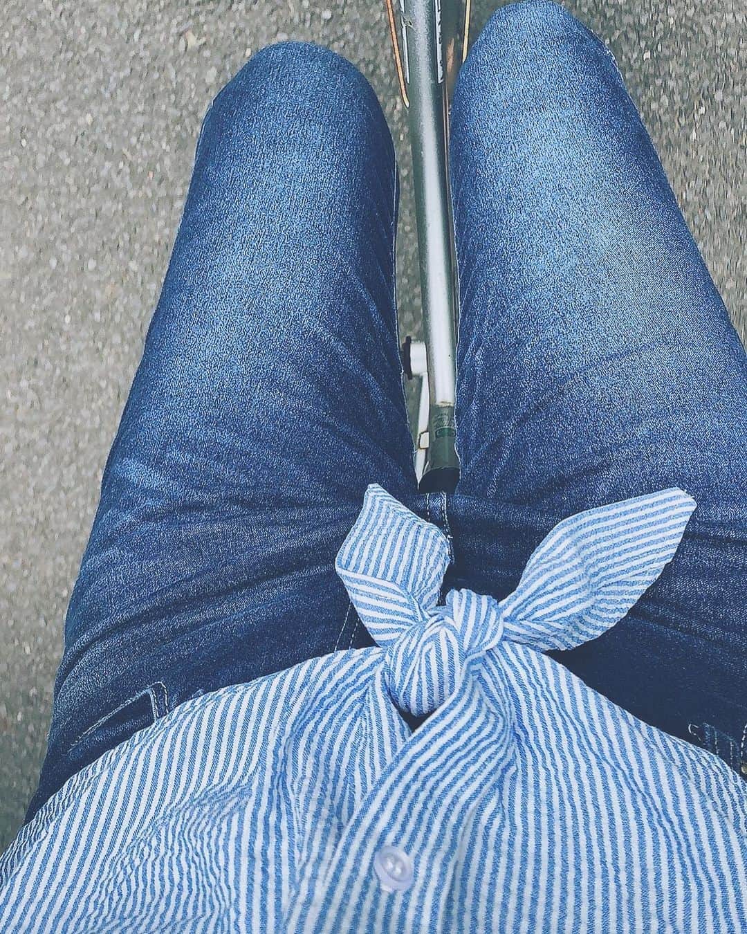 橋本香澄さんのインスタグラム写真 - (橋本香澄Instagram)「. 🦕🌎💦🥏🧩🧿📧 . #blue #mood #bicycle #walk  #code #denim #shirt #hm  #june #spring #summer #jp」6月11日 17時46分 - _jasmine_tete_