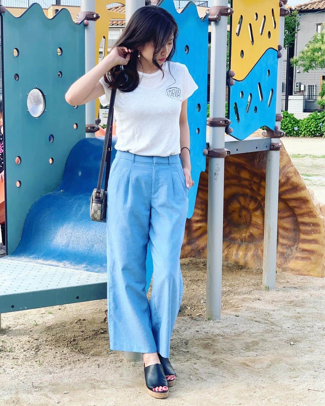 のインスタグラム：「. デニムよりキレイめパンツが🙆🏻 大人のスポーツカジュアル✨ ･ 今日はヒールだけどスニーカーも👍👍 ･ #今日のコーデ #coordinate #スポーツカジュアル #大人スポーツカジュアル #大人カジュアル #deus」