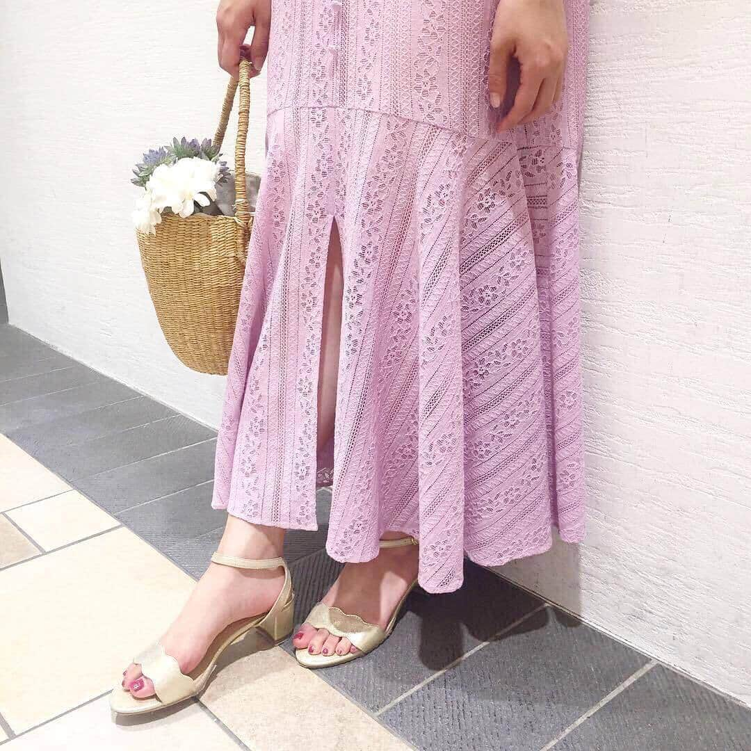 MERYさんのインスタグラム写真 - (MERYInstagram)「. 大人可愛いデート服が欲しい！そんなあなたには『DEICY（デイシー） @deicy_official 』がおすすめです。DEICYには、目をひく鮮やかなカラーの、ひとクセあるガーリーなアイテムが揃っています。チェックしてみてくださいね。 . MERYでは他にも「かわいい」に近づくさまざまな情報を発信しています。 @mery.beauty コスメ・美容に特化した情報をお届け♡ @mery_spot 話題のカフェやお出かけスポットをご紹介！ こちらもぜひチェックしてみてください！ . . photo by @tomoka_deicy . #MERY #regram #instagram #instafashion #fashion #ootd #coordinate #DEICY #데일리룩 #옷스타그램 #오오티디 #코디 #패션 #패션피플 #デート服 #モテコーデ #ピンクコーデ #レーススカート #カゴバッグ #バスケット #大人可愛い #デイシー #コーディネート #ファッション #今日のコーデ #今日の服 #お洒落 #お洒落さんと繋がりたい #MERY女子 #メリー」6月11日 18時00分 - mery.jp