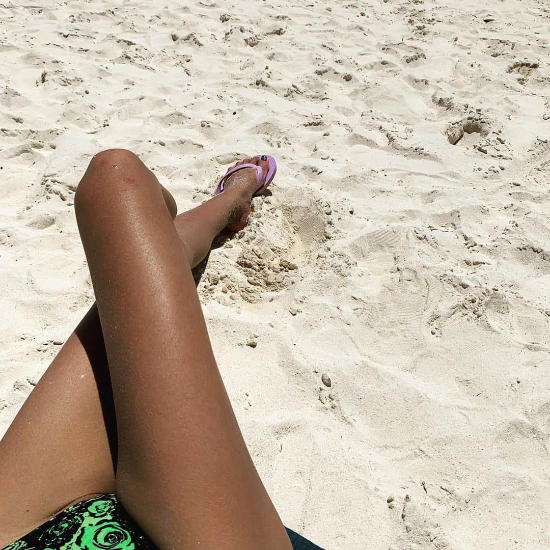 内藤陽子のインスタグラム：「3日間ビーチ🐚 暑いから浅瀬でプカプカして だいぶ焼けた👙 親子で海に寝転んで、 太陽と海とこの時間の流れの中で、ニコとおしゃべり🐠 穏やかで幸せな、最高の時間💕 #女子旅 #親子 #幸せ時間 #念願の日焼け  #日焼けに貪欲 #太陽は神様 #南国 #いえいっ」