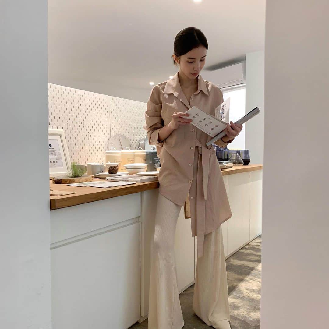 チャン・チュンニンのインスタグラム：「每次去宅jài風格生活都會不知不覺耗很久 喜歡這裡的 空間設計 每區設計都不一樣 不變的是 都有家的感覺 很舒服 放鬆  #ootd @dazzlingdazzlin」