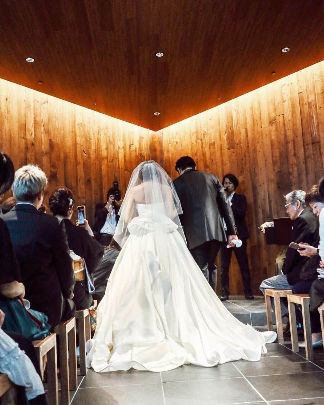 三井智雅さんのインスタグラム写真 - (三井智雅Instagram)「みちゃ結婚おめでとう❤️❤️❤️ JJブロモで出会って8年 昔から落ち着いてて、外見はホニャッとしてるけど実はブロモ1しっかり者のみちゃ😌🌈 お互い音楽が好きな事とクレイチックスでダンスのお仕事した事で毎日のように一緒にいた時もあったよね🥺💕 私が上京する時も学生時代から東京にいるみちゃは いろんな事教えてくれて遊びに連れてってくれて みちゃがおったから東京がめっちゃ楽しくなった🥰💗 おかげでバスに乗れるようになったもんww 本当みちゃとはいろんな思い出がありすぎる🥺💓💓💓 20歳のようなキャピキャピはなくなっても笑 これからも変わらず大事な存在😌⭐️ そんなみちゃの旦那様と幸せそうに笑ってる花嫁姿見て本間嬉しかった。 みちゃ幸せになってね😌❤️❤️❤️ おめでとう🥺❤️❤️❤️❤️❤️❤️❤️ . #jj #ブロモ #wedding #love #みちゃ #お兄さんとの退場シーンも本当感動した #ブロモもお世話になったお兄さん #駒や」6月11日 18時06分 - mitsui_chika