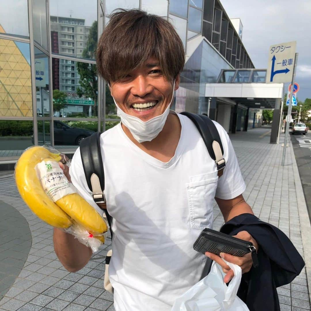 大久保嘉人さんのインスタグラム写真 - (大久保嘉人Instagram)「6月9日37回目の誕生日でした。その日にファン感で、にゃんこスターさんと共演でき、そしてジュビロファミリーに祝ってもらい最高でした。夜は家に帰りサプライズで（バレバレやったけど）祝ってもらいこれも最高でした。  そしていっぱいメッセージやプレゼントを頂いた皆様にも感謝しています。ありがとうございました。  最後に森谷の賢太郎からのプレゼントがバナナでした。こんな時に餌付けすな！笑  #yoshito13」6月11日 18時13分 - yoshito13