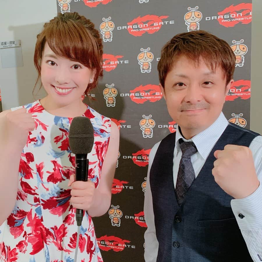 新垣泉子さんのインスタグラム写真 - (新垣泉子Instagram)「熱い！最高！『ドラゴンゲート』！ 4月から会場が、『博多スターレーン』から『アクロス福岡』になりました！  博多スターレーンが無くなってしまったのは寂しいけど、アクロスの会場は、とにかくリングと客席が近くて大興奮します！！！ リング上では、鍛え上げた肉体から繰り広げられる技はもちろん、カッコいい音楽にカッコいいダンス、子どもも巻き込んでのドラゲーらしい笑いもあって、若手選手もどんどん出てきて応援したくなるし、新たな友情が芽生えたり、、、盛りだくさんでした！  そしてベルトをかけたメインの試合では、最後にまさかあんなことになるとは、、、！！！ あぁ〜言いたいけど言えない！！！(＞＜) いや、ほんと予想だにしない展開だったんですよ！！！ えぇーっ？？！うっそー！？？？Σ（ﾟдﾟlll）  って感じでした！！！ まだ興奮冷めやらぬ！！！ ほんと、プロレスというか、ドラゴンゲートが好きなんだなぁと、改めて認識した大会でした(o^^o)  会場で観た方も観られなかった方も、是非TNCの『プロレス新伝説 ドラゴンゲート』で、お楽しみください(o^^o)☆ 6月16日(日)25時放送です☆  #プロレス #ドラゴンゲート #dragongate  #プロレス新伝説ドラゴンゲート  #tnc #6月16日 #日曜日 #25時 #放送 #深夜1時 #プ女子  #1枚目の写真は #坂梨アナ  #2枚目の写真は #菊池リングアナ #菊池直人 #リングアナ #ひそかにファンです #私の中ではナンバーワン  #声が好きなんです #音楽は #dragonstorm2007 #dragonstorm2019 #テンション上がります」6月11日 18時16分 - motoko.arakaki