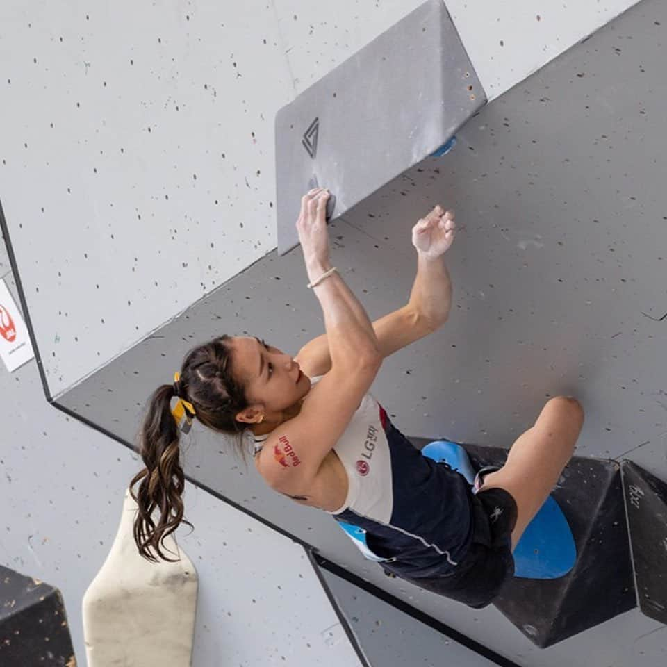 キム・ジャインさんのインスタグラム写真 - (キム・ジャインInstagram)「I have finished my last bouldering worldcup of this season in Vail Colorado which has a beautiful atmosphere. It was my 2nd time that I made it to the semifinal this year, and I feel like I still struggle with my weaknesses. However I really did my best, and I believe that every hard step I take is not gonna be meaningless 🙂❤️ Massive congrats to @janja_garnbret  for 6 consecutive golds🥇, @ogata.yoshiyuki for the first victory , and @chonjongwon96 for the first pudium this season with great performance 👍🏻 Finally it’s time to full focus on upcoming lead season and world championship ! 💪🏼😊👍🏼 - 베일 월드컵에서의 준결승을 마지막으로 저의 볼더링 시즌이 끝났습니다. 시즌 첫 포디움 오른 종원이, 그리고 대회기간 내내 함께해주고 열심히 응원해준 희연이두 @hypark_itpt 너무 고맙고 고생많았어 🥰❤️ 많은 준비와 노력을 했던만큼 좌절도 답답함도 있었지만, 이런 저의 모든 걸음들이 결코 의미없는 걸음이 아니라고 믿으며, 앞으로 이어질 리드시즌 더 힘내서 가겠습니다 😊 - #스파이더 @spyder_korea #spyderlimitless  #LG전자 @lgelectronics_kr  #redbull @redbull #givesyouwings #뉴스킨  @nuskin.korea.official #lasportiva @lasportivagram  #discoveryclimbinghold @discovery_icn  #하늘병원 #하늘스포츠의학크리닉 - Photo 📸. @thecircuitclimbing @odysseyguides」6月11日 18時19分 - allezjain