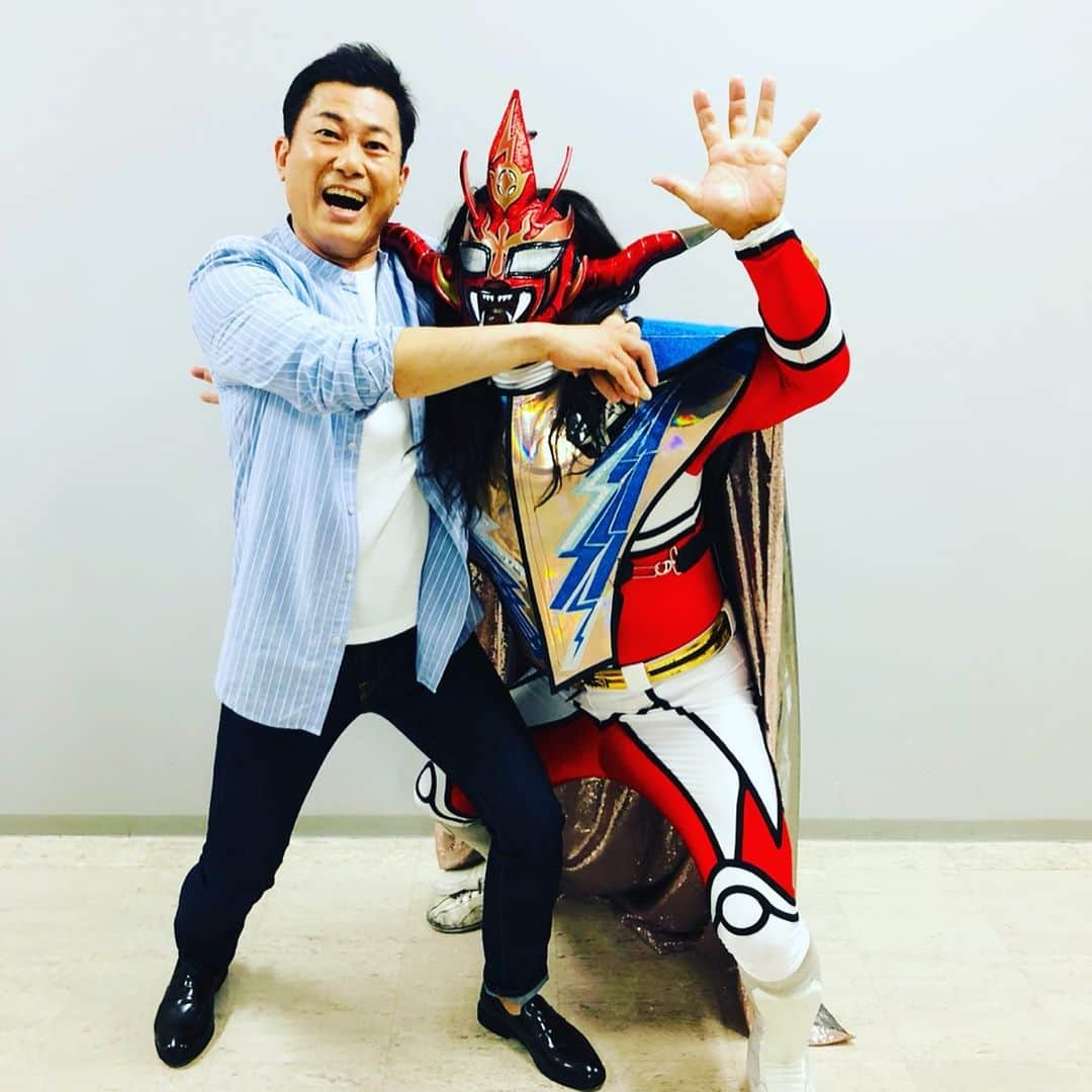 逸見太郎さんのインスタグラム写真 - (逸見太郎Instagram)「ヨジデスにスペシャルなゲストが❗️ #獣神サンダーライガー #新日本プロレス #njpw #ロメロスペシャル #掌底 #ヘッドロック #ヨジデス #kfb  生放送ではロメロ・スペシャルを かけて頂きました。帰り際に お返しにヘッドロックかけていいよと 気さくにおっしゃって頂き💪トライ  番組を盛り上げて頂き ありがとうございました😊」6月11日 18時20分 - taro_itsumi