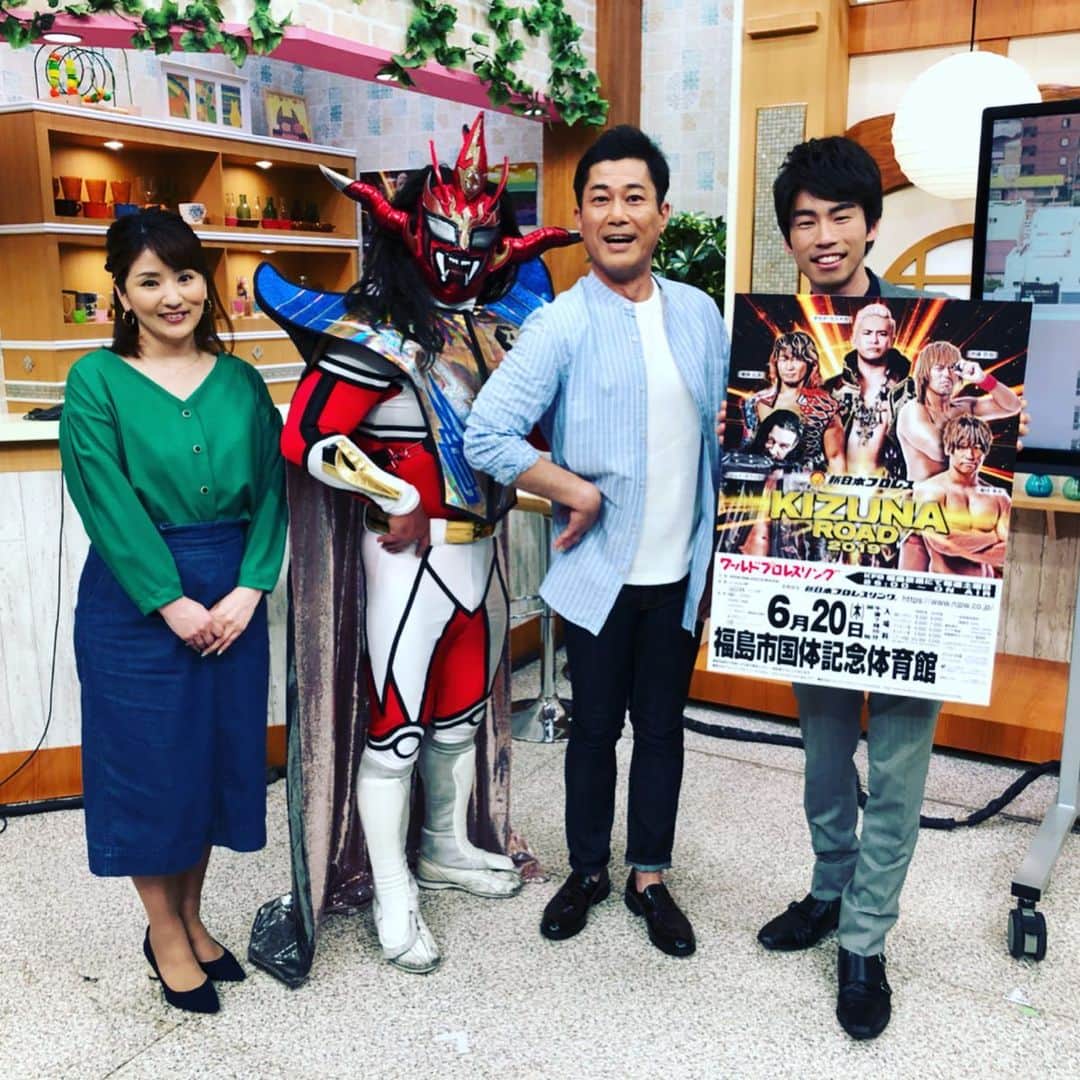 逸見太郎のインスタグラム：「ヨジデスにスペシャルなゲストが❗️ #獣神サンダーライガー #新日本プロレス #njpw #ロメロスペシャル #掌底 #ヘッドロック #ヨジデス #kfb  生放送ではロメロ・スペシャルを かけて頂きました。帰り際に お返しにヘッドロックかけていいよと 気さくにおっしゃって頂き💪トライ  番組を盛り上げて頂き ありがとうございました😊」