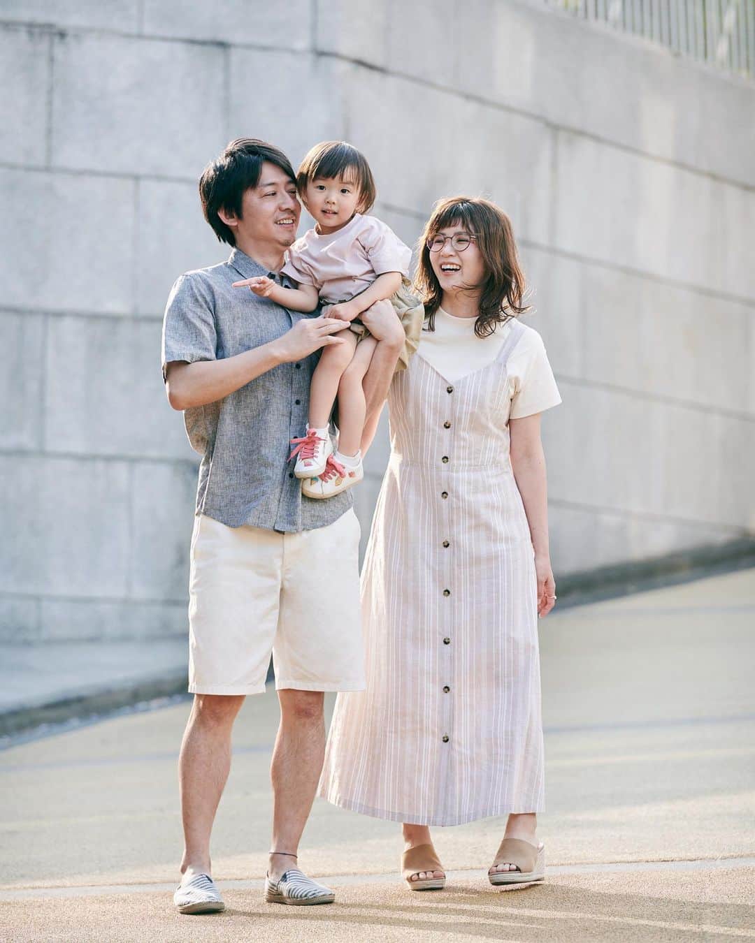 GU Hong Kongさんのインスタグラム写真 - (GU Hong KongInstagram)「Style a look for your dad this Father’s Day! 🧔🏻✨ . On daddy: Linen blend shirt $99 Chino relaxed knee length shorts $99 Espadrilles lite $99 . On mum: Smooth T-shirt $79 Striped front button dress $199 Jute sabot sandals $199 . #GUHK #GUStyle #GUfamily #Fathersday #father #familylook #style #fashion #ootd #ootdHongKong #Tokyo」6月11日 18時21分 - gu.hongkong