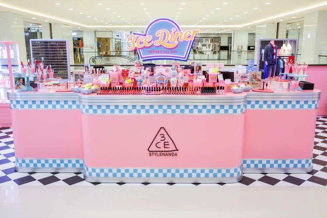 3CE Official Instagramさんのインスタグラム写真 - (3CE Official InstagramInstagram)「Hello Hong Kong fans, the first-ever 3CE DINER pop-up store has debuted in HK, bringing you the 50s retro vibe! Sora is going to visit 3CE DINER on 14 June, check out @3ce_official_hk for more details❤ - 📍LCX Entrance, Level 3, Ocean Terminal, Harbour City, Tsim Sha Tsui, Hong Kong ⏱ 10th - 30th June 2019 (10:00-20:00) - 6월 10일부터 14일까지 진행되는 홍콩의 3CE DINER 팝업 스토어, 홍콩 팬분들과 홍콩에 계시는 분들이라면 놓치지 마세요! #3CEHK #itLOVE3CE #3CEDINER #ithk #ittoo」6月11日 18時24分 - 3ce_official