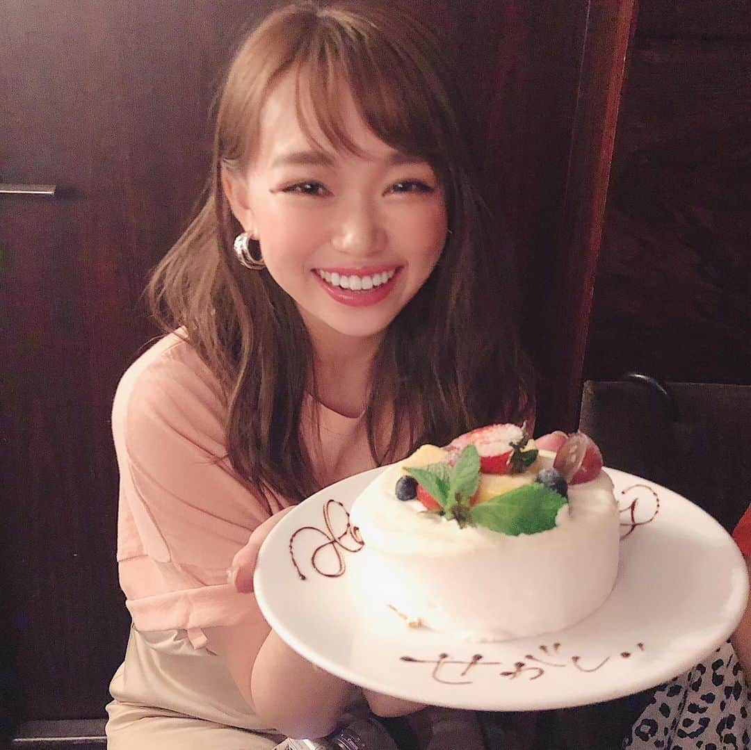 瀬賀しお（せがしぃ）さんのインスタグラム写真 - (瀬賀しお（せがしぃ）Instagram)「同い年組が誕生日当日にお祝いしてくれて 嬉しかったなぁ〜\( ¨̮ )/💓💓 気付けばもう本当に長い付き合いで、今でも変わらない関係でいられてることが嬉しい☺️ ありがとう❤️ * 誕生日にケーキ食べてから ケーキが食べたくて食べたくて...🤯」6月11日 18時25分 - segashiori