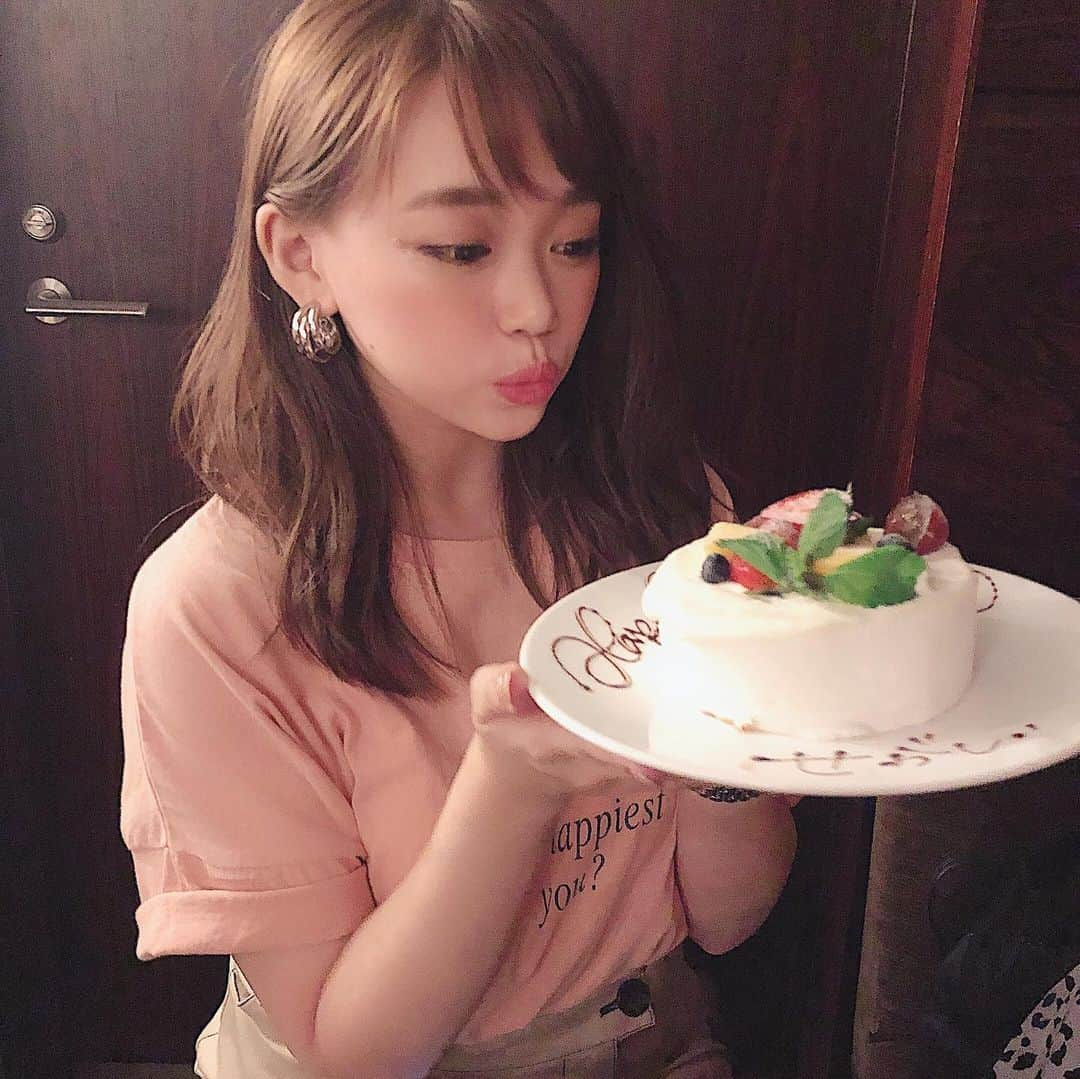 瀬賀しお（せがしぃ）さんのインスタグラム写真 - (瀬賀しお（せがしぃ）Instagram)「同い年組が誕生日当日にお祝いしてくれて 嬉しかったなぁ〜\( ¨̮ )/💓💓 気付けばもう本当に長い付き合いで、今でも変わらない関係でいられてることが嬉しい☺️ ありがとう❤️ * 誕生日にケーキ食べてから ケーキが食べたくて食べたくて...🤯」6月11日 18時25分 - segashiori