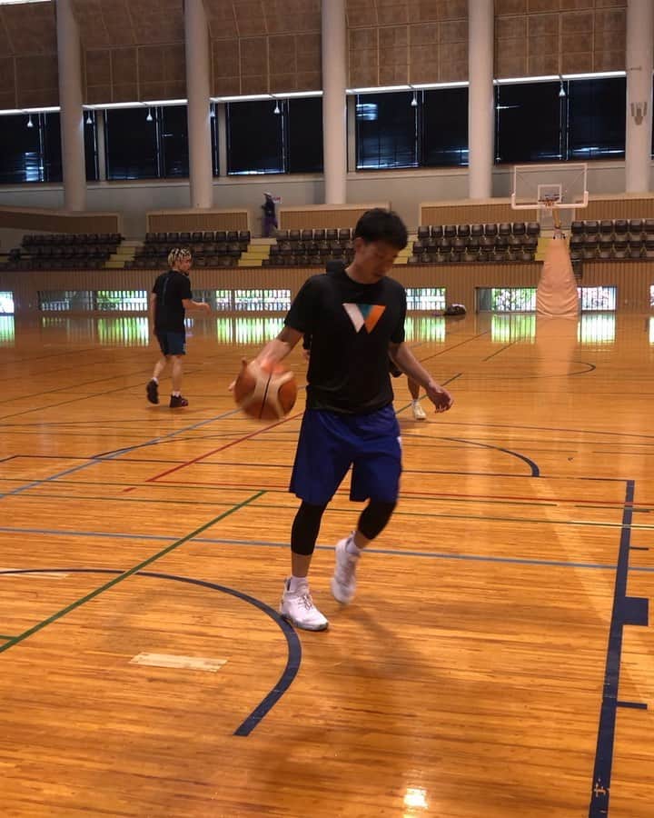青木康平のインスタグラム：「Watch&C procamp2019 in OKINAWA🏝  DAY4終了！！ 今日 @narito7 @shinji__0 喜一、伴 @kosei_ban も来て自分的に凄く楽しかった〜！ @narito7 の動きは伸びが凄い👍 @shinji__0 は、、、笑 後味スッキリ😂😂😂 @kiichi_kikuyama  @haleo_official  #watchandc#watchandcprocamp2019#OKINAWA」