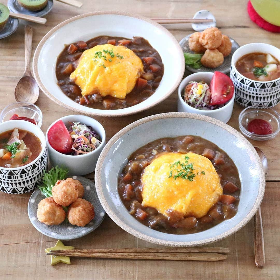 yunaさんのインスタグラム写真 - (yunaInstagram)「2019.6.11 . よるごはん . オムカレー 豆腐ナゲット コールスローサラダ 簡単ミネストローネ キウイ🥝 . . #ブログ更新しました 舞茸と牛肉の甘辛牛丼レシピ✏️ . . #yunaご飯#lin_stagrammer#kurashiru#delistagrammer#Japan#가정요리#먹스타그램#デリスタグラマー#クッキングラム#クッキングラムアンバサダー#タベリー#フーディーテーブル#Kissカメラ#iegohanphoto#夜ごはん#おうちごはん#おうちごはんlover#晩ごはん#ママリクッキング#マカロニメイト#小石原焼#翁明窯元#セリア#カレー#オムカレー#食卓に春を迎えよう」6月11日 18時33分 - yuna921