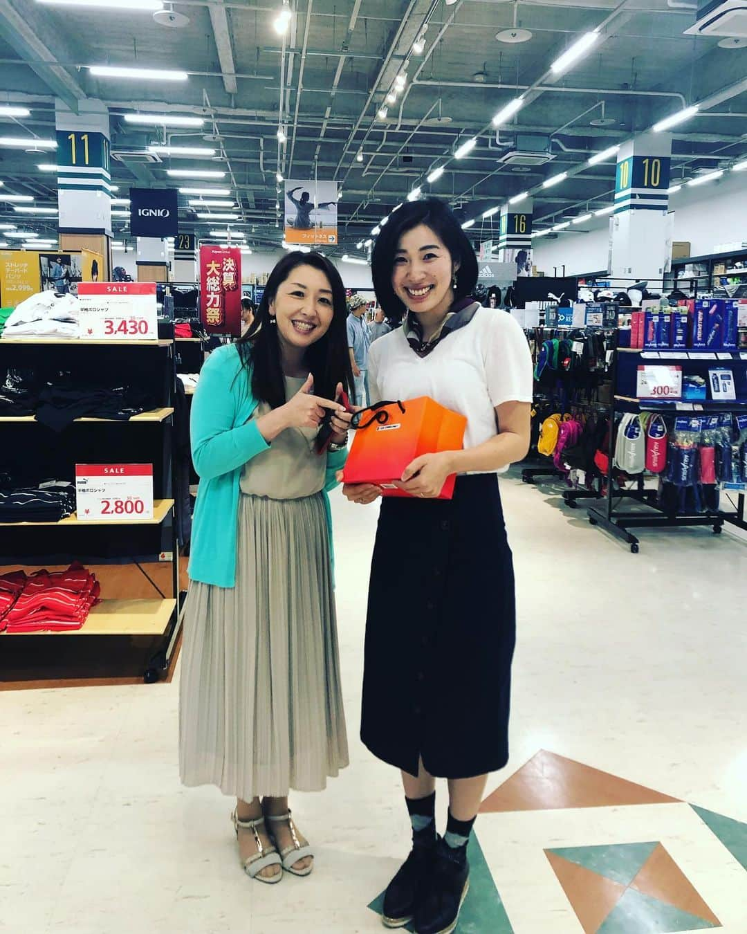 伊藤みきさんのインスタグラム写真 - (伊藤みきInstagram)「スポーツデポ山王店のスキーイベントでは、行真 @ikuma1211 にも会えました〜！いろいろ話も聞けて、ますます今シーズンが楽しみです😁🙌🙌 そして、ずっとお世話になっていたMCの宇野さん。プレゼントまでいただき、、ありがとうございました🙏☺️🌸 #私の後ろにhartski #行真の後ろにIDone」6月11日 18時43分 - itomikiitos