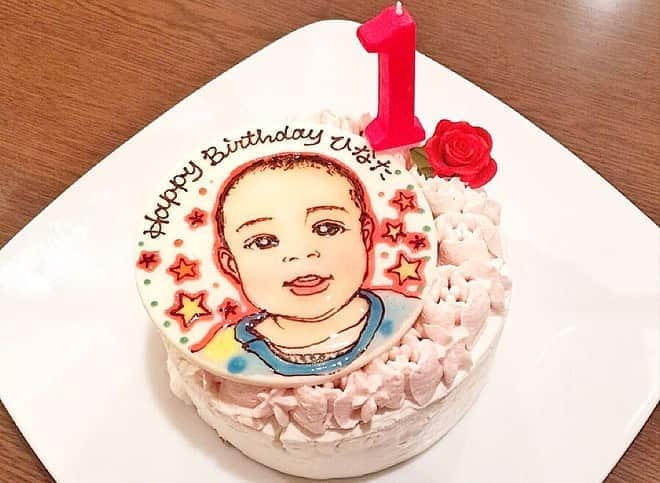 Cake.jpさんのインスタグラム写真 - (Cake.jpInstagram)「息子さんの2歳のお誕生日祝いに、似顔絵ファーストバースデーケーキをオーダーいただきました！ 実は、昨年の1歳のお誕生日祝いに続き2度目のオーダー！去年のケーキ画像と共にシェアしてくださいました😊 似顔絵プレートからも、成長を感じられる素敵なご投稿に感動です😂✨ ・ 昨年初めて似顔絵ケーキを注文した @iiicakejp さんで今年も注文させて頂きました❤️ 昨年はトマトヨーグルト味で 今年はかぼちゃヨーグルト味に💡 ・ ここのケーキは見た目(似顔絵や写真)＆ 味も美味しいし何よりも、 アレルギーがある子供にも配慮した ケーキだから安心して頼めるお勧めのケーキ✨ @iiicakejp さん今年も素敵な似顔絵ケーキ ありがとうございました🥰❤️ ・ @hinatamom_29 様、素敵なお祝いのシェアをありがとうございました♪ ＊ … * … ＊ … * …＊ … * … ＊ … * …＊ … * … ＊⁣⠀ ⁣⠀ Cake.jpでは、皆様からシェアされた⁣⠀ 素敵なお祝いを毎日ご紹介しています😊⁣⠀ ⁣⠀ 👇参加方法👇⁣⠀ Cake.jpのケーキでのお祝いの様子を⁣⠀ #cakejp #フォトジェアニバーサリー でタグ付けしてシェアするだけ🎉⁣⠀ ⁣⠀ 詳しくはプロフィールのURLで！⁣⠀ ご参加を心よりお待ちしております🎂⁣⠀ ⁣⠀ ＊ … * … ＊ … * …＊ … * … ＊ … * …＊ … * … ＊⁣⠀ #息子 #2歳誕生日 #2歳 #似顔絵ケーキ  #男の子ママ #ベビーケーキ #ヨーグルトケーキ #ヨーグルトクリーム #カボチャクリーム #cake #cakestagram #サプライズ #birthday #ケーキ #バースデーケーキ #誕生日 #誕生日ケーキ #デコレーションケーキ #オーダーケーキ #birthdaycake #sweets #happybirthday #映え #instagood #インスタ映え」6月11日 18時47分 - cakejp_official