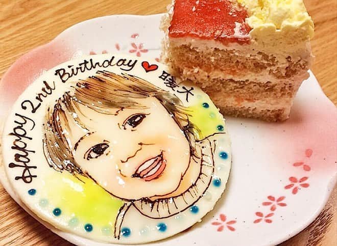 Cake.jpさんのインスタグラム写真 - (Cake.jpInstagram)「息子さんの2歳のお誕生日祝いに、似顔絵ファーストバースデーケーキをオーダーいただきました！ 実は、昨年の1歳のお誕生日祝いに続き2度目のオーダー！去年のケーキ画像と共にシェアしてくださいました😊 似顔絵プレートからも、成長を感じられる素敵なご投稿に感動です😂✨ ・ 昨年初めて似顔絵ケーキを注文した @iiicakejp さんで今年も注文させて頂きました❤️ 昨年はトマトヨーグルト味で 今年はかぼちゃヨーグルト味に💡 ・ ここのケーキは見た目(似顔絵や写真)＆ 味も美味しいし何よりも、 アレルギーがある子供にも配慮した ケーキだから安心して頼めるお勧めのケーキ✨ @iiicakejp さん今年も素敵な似顔絵ケーキ ありがとうございました🥰❤️ ・ @hinatamom_29 様、素敵なお祝いのシェアをありがとうございました♪ ＊ … * … ＊ … * …＊ … * … ＊ … * …＊ … * … ＊⁣⠀ ⁣⠀ Cake.jpでは、皆様からシェアされた⁣⠀ 素敵なお祝いを毎日ご紹介しています😊⁣⠀ ⁣⠀ 👇参加方法👇⁣⠀ Cake.jpのケーキでのお祝いの様子を⁣⠀ #cakejp #フォトジェアニバーサリー でタグ付けしてシェアするだけ🎉⁣⠀ ⁣⠀ 詳しくはプロフィールのURLで！⁣⠀ ご参加を心よりお待ちしております🎂⁣⠀ ⁣⠀ ＊ … * … ＊ … * …＊ … * … ＊ … * …＊ … * … ＊⁣⠀ #息子 #2歳誕生日 #2歳 #似顔絵ケーキ  #男の子ママ #ベビーケーキ #ヨーグルトケーキ #ヨーグルトクリーム #カボチャクリーム #cake #cakestagram #サプライズ #birthday #ケーキ #バースデーケーキ #誕生日 #誕生日ケーキ #デコレーションケーキ #オーダーケーキ #birthdaycake #sweets #happybirthday #映え #instagood #インスタ映え」6月11日 18時47分 - cakejp_official
