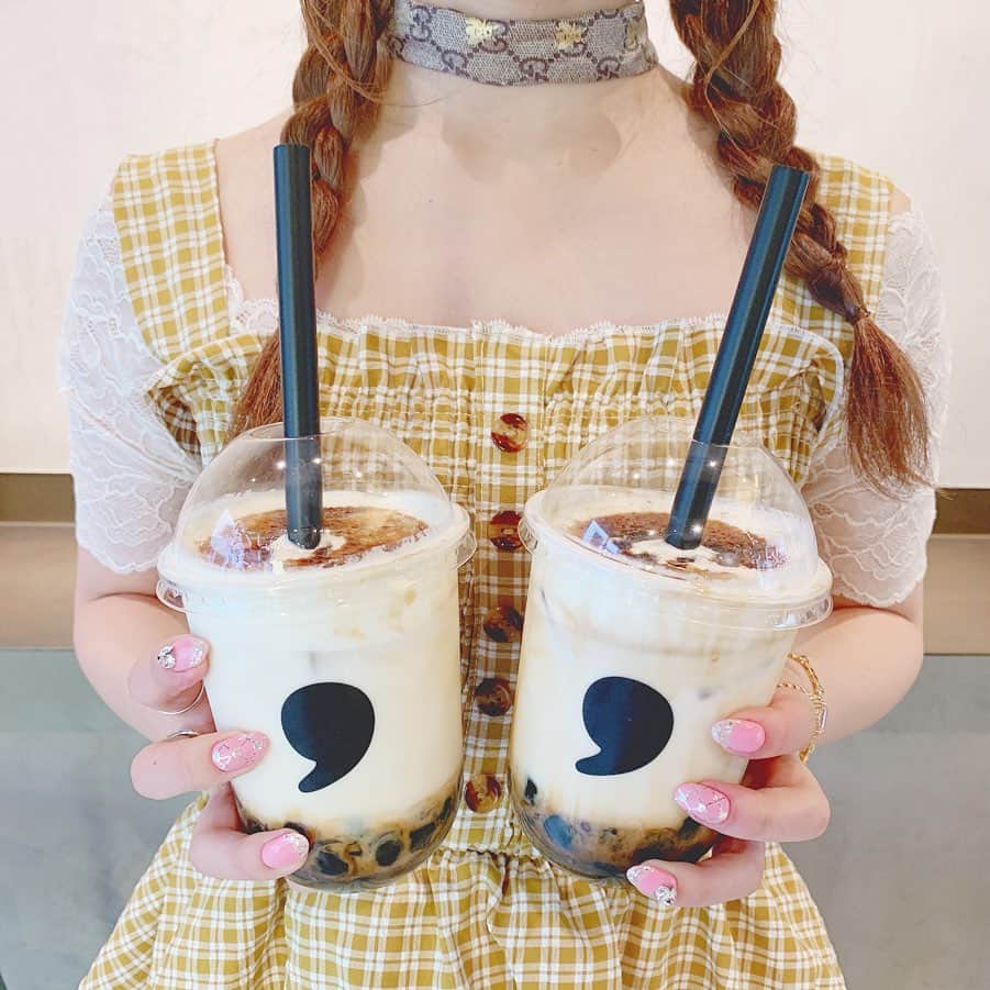 のインスタグラム：「🥤' * @comma_tea に行ってきたぁー💖 ずっと気になっててやっといけた🎶 #焦がし黒糖タピオカラテ を頼んだよ🎀 上のブリュレみたいになってるところが カリカリきてて美味しかったぁ😍 * タピオカも大粒で弾力もあったよ❣️❣️ 表参道のcomma行ったけど空いてたー💓 * 皆の好きなタピオカ屋さんはどこー？？🥤 * #タピオカ #タピオカ巡り #タピ活 #タピオカ女子 #表参道 #表参道タピオカ #表参道カフェ #カジュアル #カジュアルコーデ #fashion #えりんコーデ #えりんこカフェ巡り」