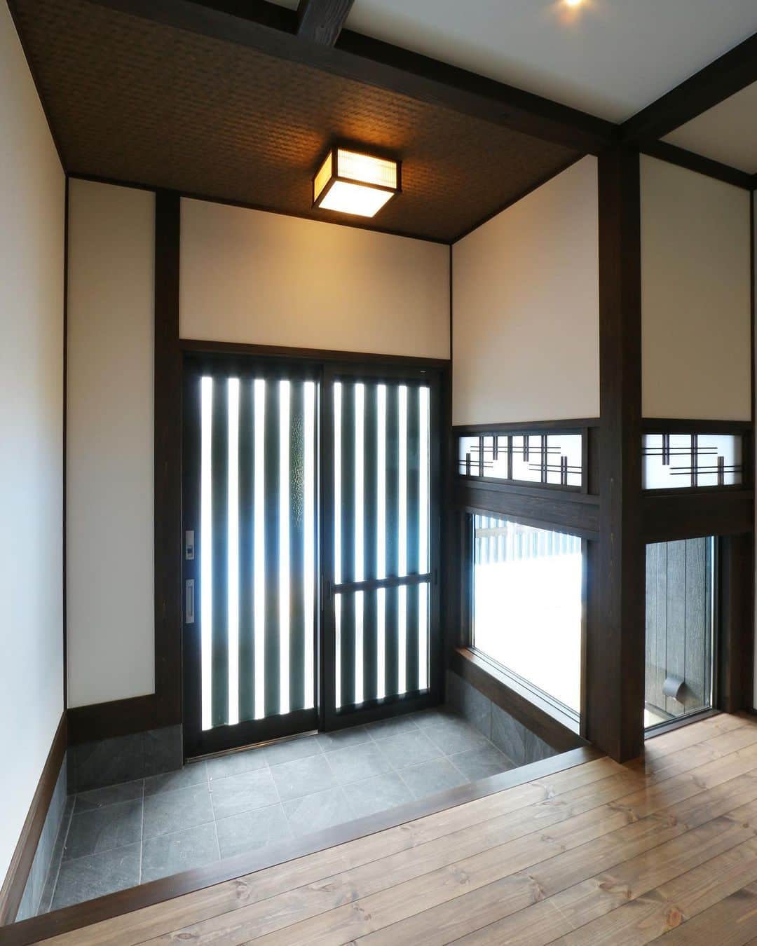 OKOCHI STYLE(香川県) さんのインスタグラム写真 - (OKOCHI STYLE(香川県) Instagram)「【美しい町家スタイルの家】の玄関ホール。 落ち着いた色合いがいいんです。 写真ではわからない、広さや空気感を体験しませんか？  6／22(土)23(日)に予約制完成見学会を開催します。 大河内工務店HPで、予約受付開始！ 定員になり次第、受付終了いたします。 ご予約はお早めに🌟  大河内工務店の家づくりはこちらをご覧ください ーーーーーーーーー @okochi.komuten  ーーーーーーーーー  資料請求専用インスタ始めました！ 家づくりの資料請求はこちらから ーーーーーーーー @request_ok ーーーーーーーー  街角リゾート木きん堂倶楽部のインスタもご覧ください(カフェ&ギャラリー情報)🌟 ーーーーーーーーー @okochistyle.cafe  ーーーーーーーーー  #完成見学会  #玄関  #玄関ホール  #無垢  #自然素材  #町家  #木の家  #工務店  #建築 #設計  #自由設計  #注文住宅  #注文住宅新築  #新築  #一戸建て  #家  #家づくり  #家族  #マイホーム  #マイホーム計画  #住宅  #design #デザイン #ホーム #home  #洋風  #木きん堂  #香川県  #三豊市 #大河内工務店」6月11日 18時56分 - okochi.komuten