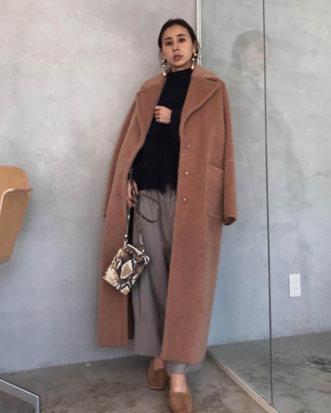 黒石奈央子さんのインスタグラム写真 - (黒石奈央子Instagram)「AMERI AW ふく . BLANKET LIKE FAKE MOUTON COAT ¥29600+tax FRINGE COIL KNIT SET ¥18500+tax PT  AW SHOES  AW . 今年のムートンはダブルカラー❤️ しかもベージュピンクを作りました♫ こちらももちろんリバーシブル✌️ あと、ミントもあるのでまた紹介するね！  先行予約期間第2弾  6/20〜6/24 web & 心斎橋 6/20.21  代官山 6/22〜6/24  ルミネ  @ameri_shinjuku @amerivintage @ameri_daikanyama @ameri.shinsaibashi #ameri#amerivintage #fashion #coordinate#ootd#outfit#osanposnap #705_outfit #大人ファッション #大人コーディネート #大人スタイル #modestyle #modefashion#modecasual #2019autumnwinter#先行予約 #japonism」6月11日 19時00分 - blackstone705