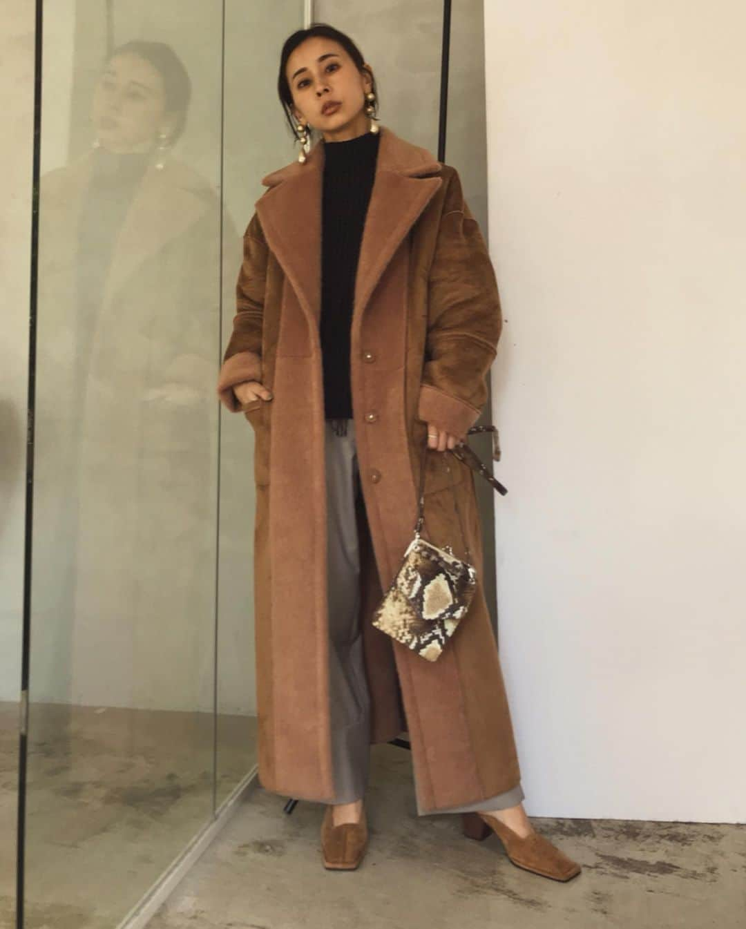 黒石奈央子さんのインスタグラム写真 - (黒石奈央子Instagram)「AMERI AW ふく . BLANKET LIKE FAKE MOUTON COAT ¥29600+tax FRINGE COIL KNIT SET ¥18500+tax PT  AW SHOES  AW . 今年のムートンはダブルカラー❤️ しかもベージュピンクを作りました♫ こちらももちろんリバーシブル✌️ あと、ミントもあるのでまた紹介するね！  先行予約期間第2弾  6/20〜6/24 web & 心斎橋 6/20.21  代官山 6/22〜6/24  ルミネ  @ameri_shinjuku @amerivintage @ameri_daikanyama @ameri.shinsaibashi #ameri#amerivintage #fashion #coordinate#ootd#outfit#osanposnap #705_outfit #大人ファッション #大人コーディネート #大人スタイル #modestyle #modefashion#modecasual #2019autumnwinter#先行予約 #japonism」6月11日 19時00分 - blackstone705