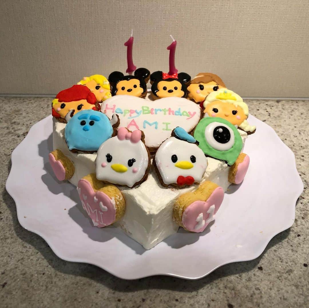 薬丸裕英のインスタグラム：「長女が次女の為に作った アイシングクッキーケーキ！  #アイシングクッキー #アイシングクッキーケーキ  #ディズニーツムツム  #バースデーケーキ #11歳の誕生日  #remiyakumaru」