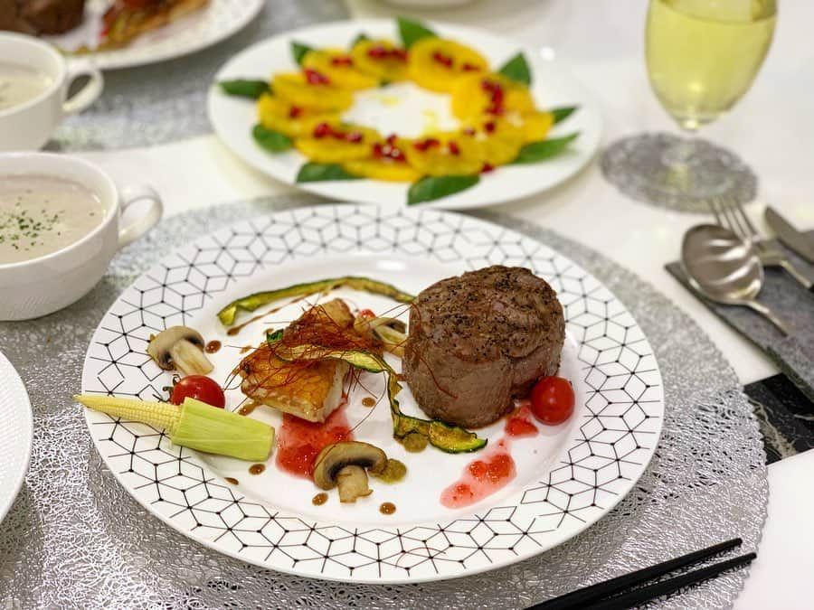 中村明花さんのインスタグラム写真 - (中村明花Instagram)「. 誕生日ディナーは、﻿ 珍しく洋食🍽﻿ ﻿ メインは、ヒレステーキと魚のムニエル☺︎﻿ ﻿ 生きた魚を買える場所を見つけたので、前日に買って塩締めしてムニエルにしてみました。 日本では珍しい魚なのかな？また詳しく今度アップしますね🐟﻿ ﻿ 他には、マッシュルームのクリームスープ、チーズリゾット、バジルとオレンジのサラダ。﻿ ﻿ たまには洋食も気分変わっていいね！と思ったけど…﻿ やっぱり和食で〆たい細貝家。﻿ ﻿ この後納豆やら作り置きしていたおかずを食べました（笑）﻿ ﻿ ﻿ やっぱり和食が1番ホッとするや(*´꒳`*)﻿ ﻿ ﻿ #娘のメインは娘の大好きなえのきの肉巻き﻿ #誕生日ごはん﻿ #3歳 #33歳 #3だらけ﻿ ﻿」6月11日 19時01分 - sayaka_nakamura3