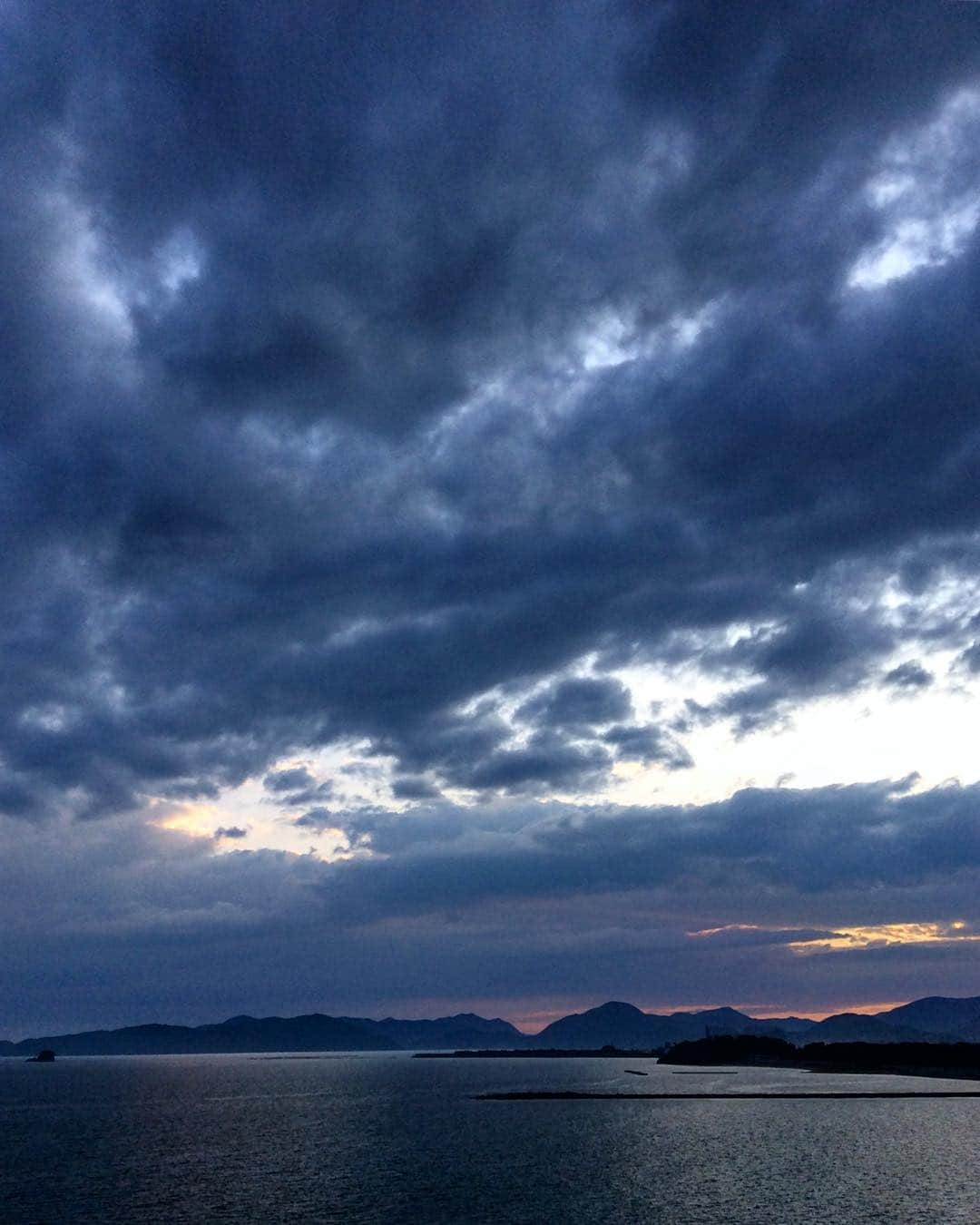 祥吉さんのインスタグラム写真 - (祥吉Instagram)「赤穂御崎19時の空 昼間は晴れて夕方に一瞬の雨… そして雨上がり 微かに夕焼け #播州赤穂#赤穂#赤穂御崎#赤穂温泉#赤穂温泉祥吉#潮彩きらら祥吉 #祥吉#瀬戸内海#海#空#雲#cloud #雨上がり#微かに夕焼け#かすかに#夕焼け」6月11日 19時11分 - akoshokichi