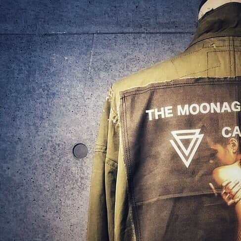 のインスタグラム：「【INFORMATION】﻿﻿ ﻿﻿ 3ブランドによるトリプルネームコラボレーションが決定致しました！！﻿ ﻿  MOONAGE DEVILMENT × LINK by EGO TRIPPING × RESURRECTION ﻿﻿ ﻿ GLAM ADDICTION LIMITED ITEM﻿﻿ ﻿ mjk-0213 Remake Military Jacket﻿﻿ ﻿﻿ 詳細は後日ご案内します。﻿﻿ ﻿﻿ #moonagedevilment﻿﻿ #glamaddiction﻿﻿ @egotrippingofficial﻿﻿ @egotripping_jun﻿﻿ #linkbyegotripping﻿﻿ @resurrection_gallery﻿﻿ @garrot_official」
