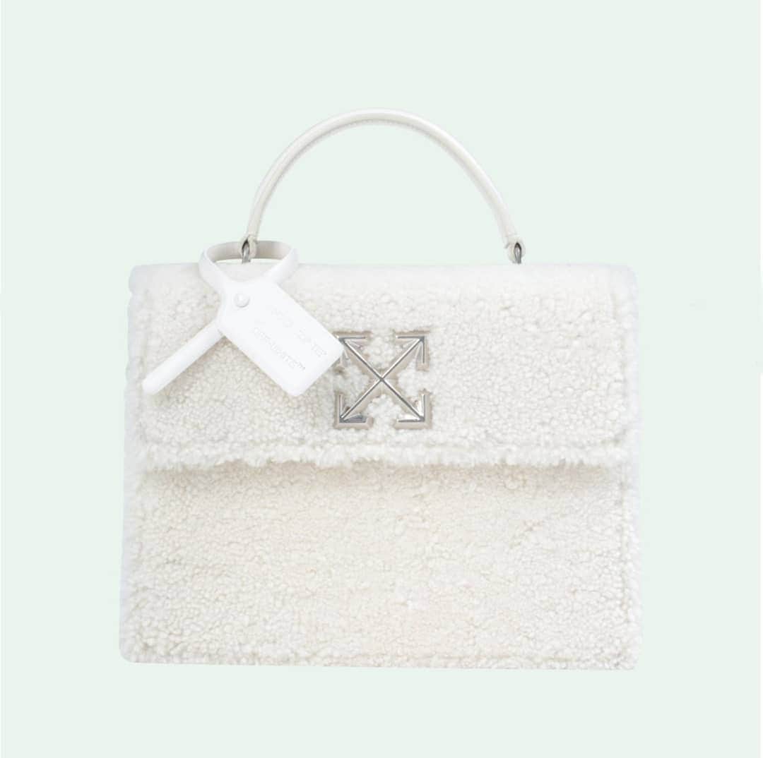 OFF-WHITE C/O VIRGIL ABLOHさんのインスタグラム写真 - (OFF-WHITE C/O VIRGIL ABLOHInstagram)「fw19 women's Off-White™ furry 2.8 Jitney bag  with metallic silver arrows at front. now available on preorder」6月11日 19時04分 - off____white