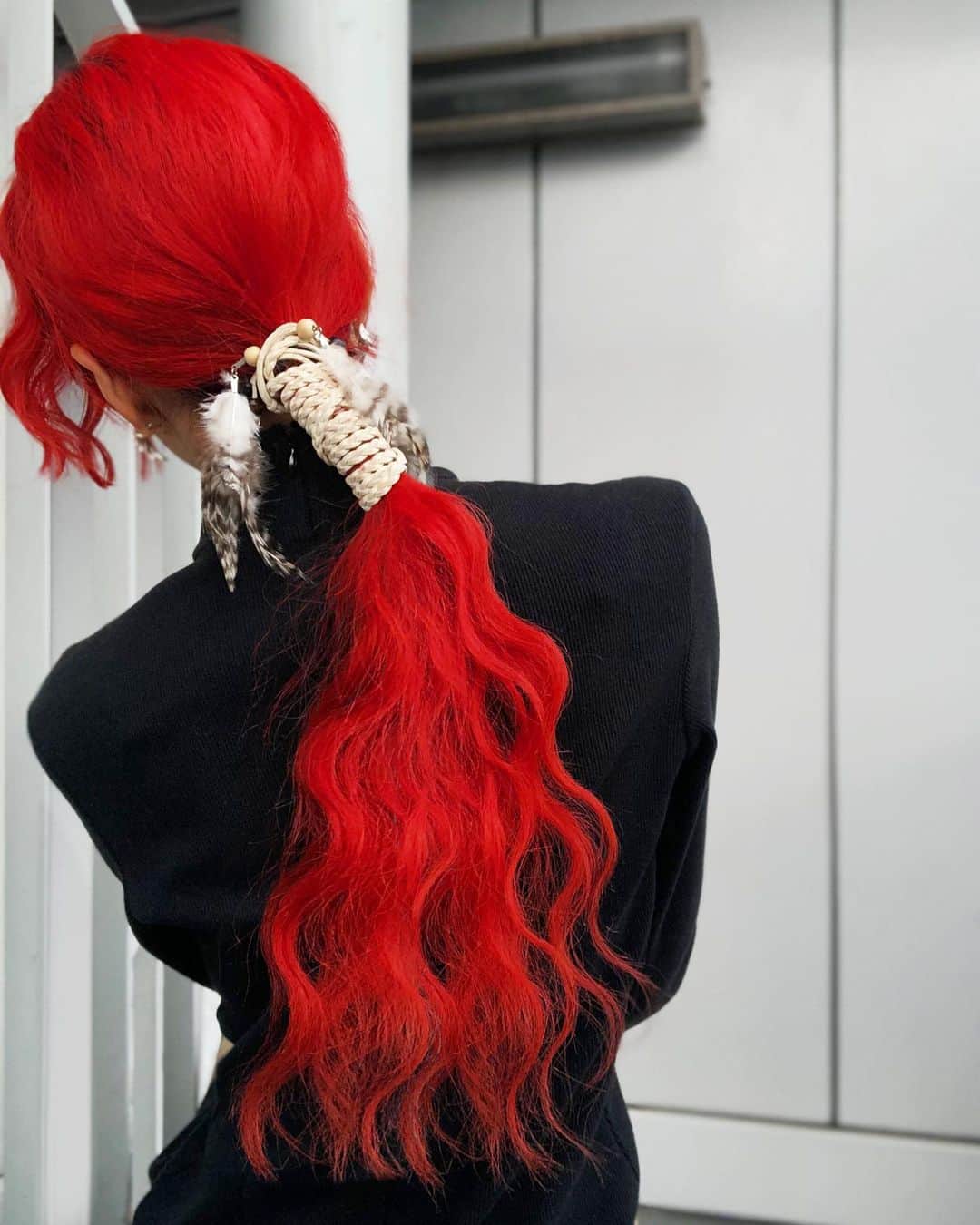 si ouxのインスタグラム：「きょうの髪型がかわいい。革紐を巻いただけのやつ  #hairarrange #hairstyle #redhair #redhairstyle #hairstagram」