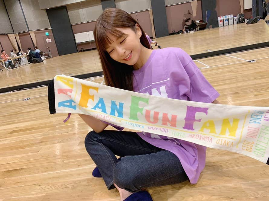 宇野実彩子さんのインスタグラム写真 - (宇野実彩子Instagram)「. AAA FAN MEETING ARENA TOUR 2019 ～FAN FUN FAN～ いよいよ6月15日仙台公演からスタートです🎪 今日もみんなでリハーサルしてました🌟 . 今回のカラフルなグッズを紹介します💁‍♀️ まだ迷ってる方の参考にもなったらいいなぁ🥳 白TはMサイズ、紫Tはフリーサイズ着てるよ👕👚 . 会場で会えるのをとても楽しみにしてます🌈」6月11日 19時05分 - misako_uno_aaa