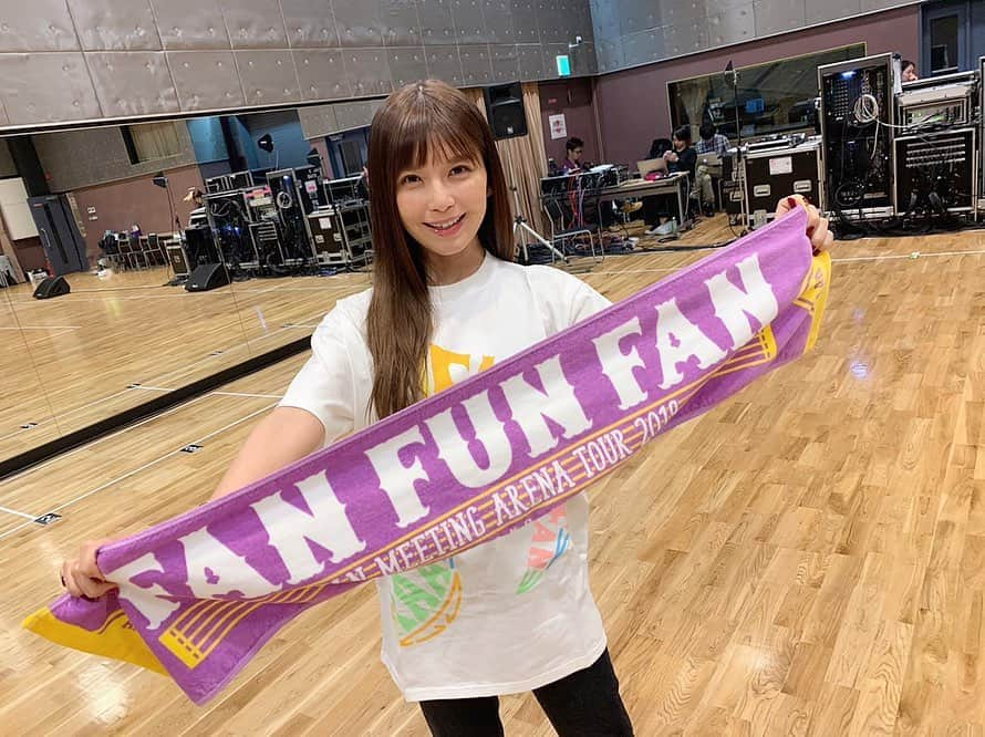 宇野実彩子さんのインスタグラム写真 - (宇野実彩子Instagram)「. AAA FAN MEETING ARENA TOUR 2019 ～FAN FUN FAN～ いよいよ6月15日仙台公演からスタートです🎪 今日もみんなでリハーサルしてました🌟 . 今回のカラフルなグッズを紹介します💁‍♀️ まだ迷ってる方の参考にもなったらいいなぁ🥳 白TはMサイズ、紫Tはフリーサイズ着てるよ👕👚 . 会場で会えるのをとても楽しみにしてます🌈」6月11日 19時05分 - misako_uno_aaa