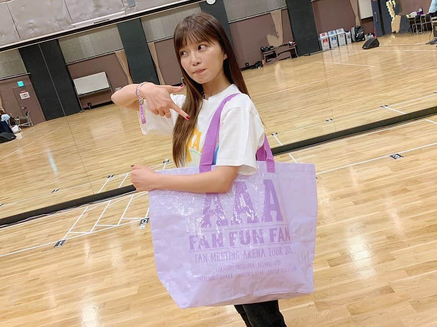 宇野実彩子さんのインスタグラム写真 - (宇野実彩子Instagram)「. AAA FAN MEETING ARENA TOUR 2019 ～FAN FUN FAN～ いよいよ6月15日仙台公演からスタートです🎪 今日もみんなでリハーサルしてました🌟 . 今回のカラフルなグッズを紹介します💁‍♀️ まだ迷ってる方の参考にもなったらいいなぁ🥳 白TはMサイズ、紫Tはフリーサイズ着てるよ👕👚 . 会場で会えるのをとても楽しみにしてます🌈」6月11日 19時05分 - misako_uno_aaa