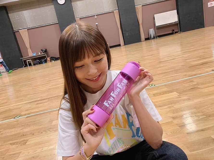 宇野実彩子さんのインスタグラム写真 - (宇野実彩子Instagram)「. AAA FAN MEETING ARENA TOUR 2019 ～FAN FUN FAN～ いよいよ6月15日仙台公演からスタートです🎪 今日もみんなでリハーサルしてました🌟 . 今回のカラフルなグッズを紹介します💁‍♀️ まだ迷ってる方の参考にもなったらいいなぁ🥳 白TはMサイズ、紫Tはフリーサイズ着てるよ👕👚 . 会場で会えるのをとても楽しみにしてます🌈」6月11日 19時05分 - misako_uno_aaa