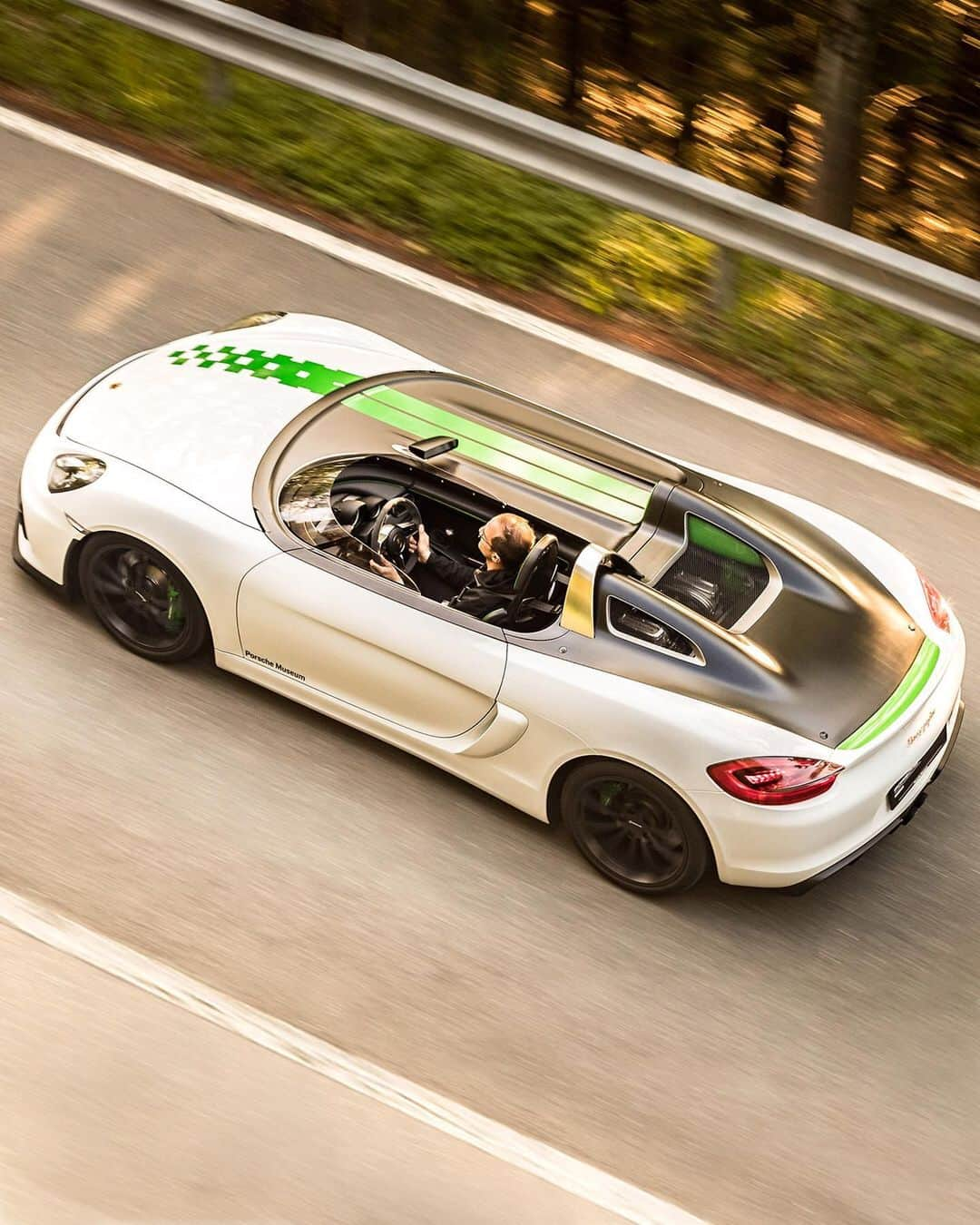 Porscheさんのインスタグラム写真 - (PorscheInstagram)「Check out the first ride of the Porsche Boxster Bergspyder (981). This unique feasibility study, with a total weight of just 1.099 kg and 393 hp, took its first steps at the latest hill climb race in Gaisberg, Austria. #BoxsterBergspyder #Porsche909 #Porsche #GaisbergHillClimb」6月11日 19時05分 - porsche