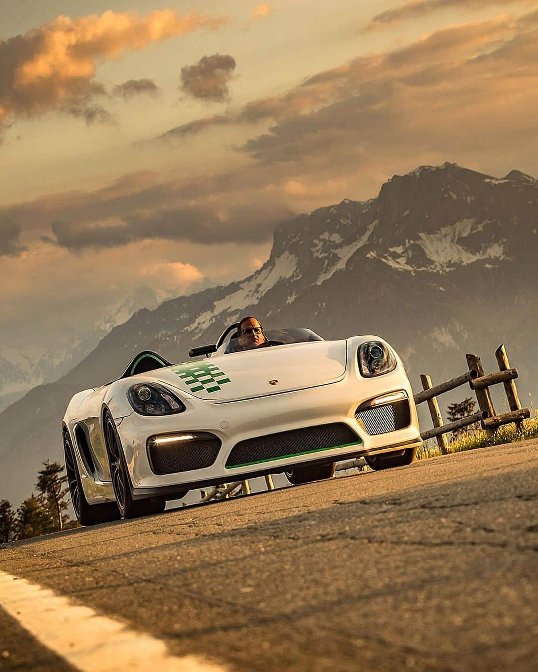 Porscheさんのインスタグラム写真 - (PorscheInstagram)「Check out the first ride of the Porsche Boxster Bergspyder (981). This unique feasibility study, with a total weight of just 1.099 kg and 393 hp, took its first steps at the latest hill climb race in Gaisberg, Austria. #BoxsterBergspyder #Porsche909 #Porsche #GaisbergHillClimb」6月11日 19時05分 - porsche