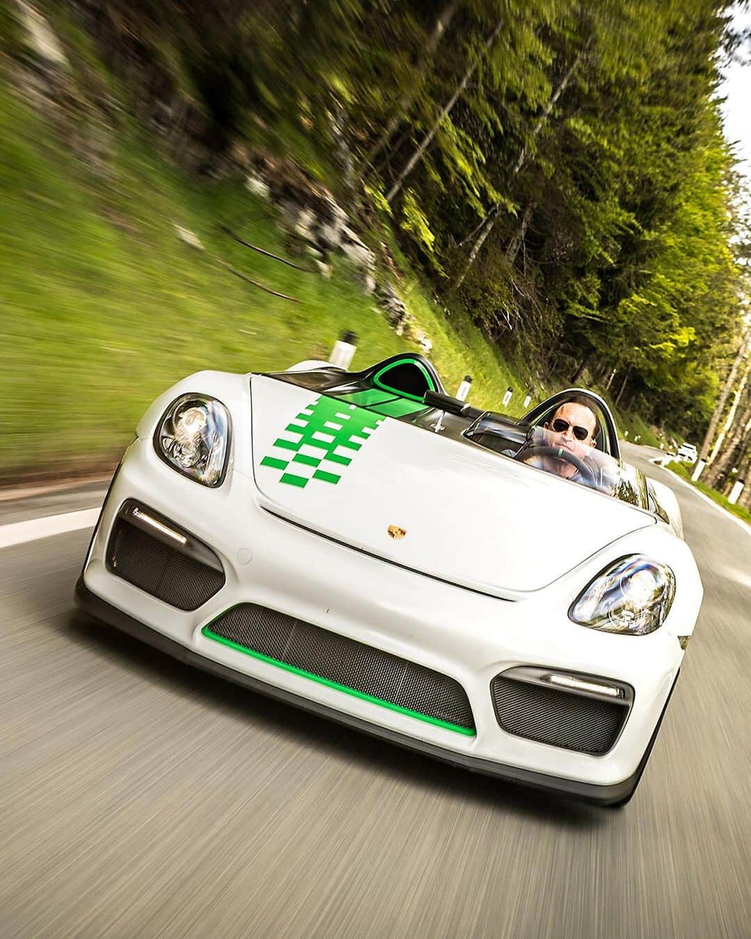 Porscheさんのインスタグラム写真 - (PorscheInstagram)「Check out the first ride of the Porsche Boxster Bergspyder (981). This unique feasibility study, with a total weight of just 1.099 kg and 393 hp, took its first steps at the latest hill climb race in Gaisberg, Austria. #BoxsterBergspyder #Porsche909 #Porsche #GaisbergHillClimb」6月11日 19時05分 - porsche