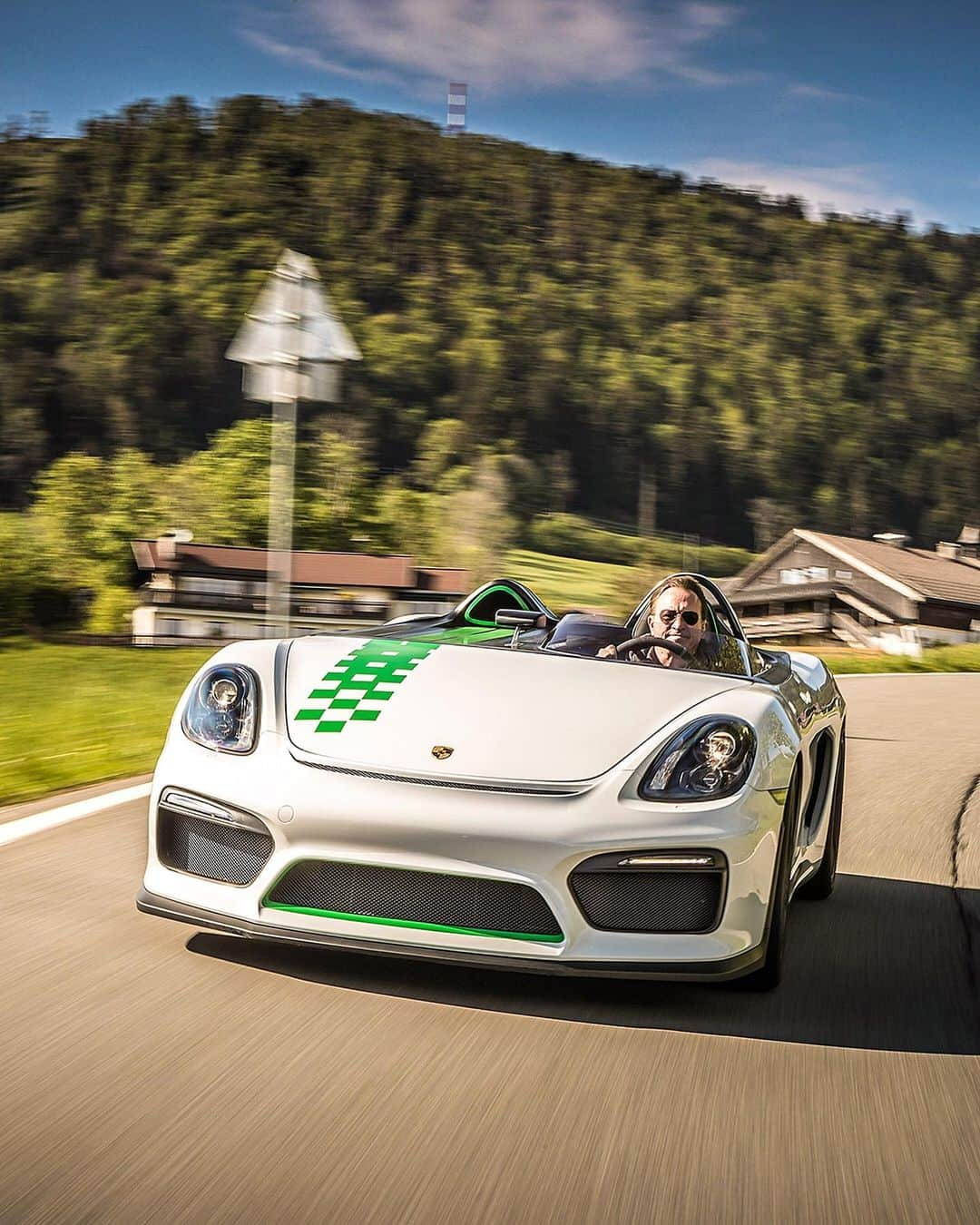 Porscheさんのインスタグラム写真 - (PorscheInstagram)「Check out the first ride of the Porsche Boxster Bergspyder (981). This unique feasibility study, with a total weight of just 1.099 kg and 393 hp, took its first steps at the latest hill climb race in Gaisberg, Austria. #BoxsterBergspyder #Porsche909 #Porsche #GaisbergHillClimb」6月11日 19時05分 - porsche