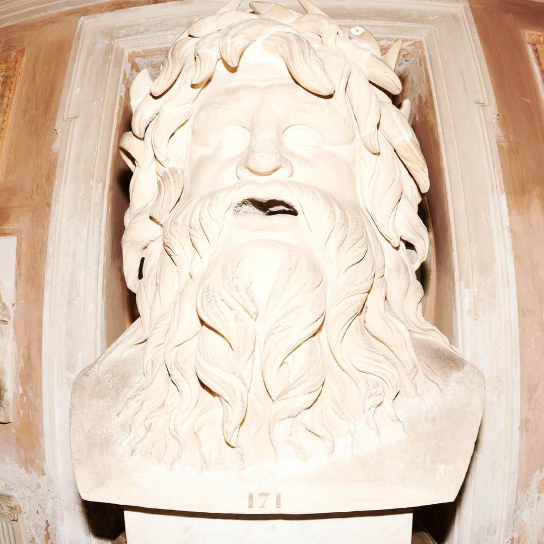 のインスタグラム：「2/3 • ‘Fiume’ a Greek marble statue inside the Leda Gallery of Villa Albani Torlonia in Rome captured in a fish-eye style photo by director #YorgosLanthimos for a new art book envisioned by Creative Director @alessandro_michele. The tome will be distributed by @idea.lts from November 2019. #GucciCruise20 #AlessandroMichele」