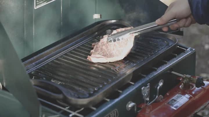 Coleman Japanのインスタグラム：「🎥 Coleman Camp Gear Vol.6🏕 コールマンのロングセラー・ロングライフデザイン受賞製品「413Hパワーハウス ツーバーナー」は、火力が強く、気温に左右されない安定感のあるガソリンツーバーナー。 ・ ・ ・ #灯そうColeman #灯そうコールマン #灯そう #Coleman #コールマン #Camp #キャンプ #Outdoor #アウトドア #ガソリンツーバーナー #413Hパワーハウスツーバーナー」