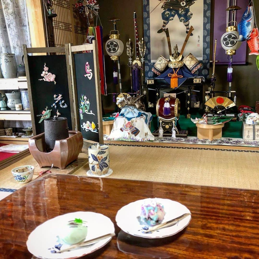 遊海 Yuumiさんのインスタグラム写真 - (遊海 YuumiInstagram)「After 5 years my body still remembers how to brew Matcha. (sado) Japanese Traditional Tea Ceremony🌿. When i was 16 years old i decided to stay and study in Japanese Tea Ceremony House that has been from Edo era. I had trainee in the Tea Ceremony House for 2 years to learn the Japanese Culture, Tradition and OMOTENASHI Japanese Spirits. Every different culture have different traditions and I believe Japan is one of the Historical and delicate Culture that we have and i always wish to share the beauty of Japan Traditions to many other countries. Visit @visitmie  to feel the Japanese Tradition @inaka_tourism @misugi_resort  #misugi #misugivillage #mie #mieprefecture #visitmie #misugiresort #nature #love #peace #happiness #relaxing #culture #teaceremony #japan #japanculture #tradition #sado #茶道 #お茶会」6月11日 19時13分 - yuumi_kato