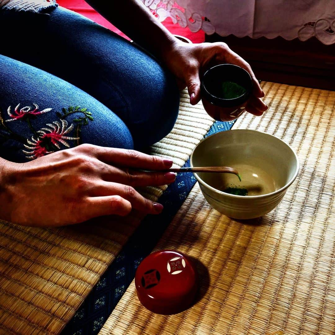 遊海 Yuumiさんのインスタグラム写真 - (遊海 YuumiInstagram)「After 5 years my body still remembers how to brew Matcha. (sado) Japanese Traditional Tea Ceremony🌿. When i was 16 years old i decided to stay and study in Japanese Tea Ceremony House that has been from Edo era. I had trainee in the Tea Ceremony House for 2 years to learn the Japanese Culture, Tradition and OMOTENASHI Japanese Spirits. Every different culture have different traditions and I believe Japan is one of the Historical and delicate Culture that we have and i always wish to share the beauty of Japan Traditions to many other countries. Visit @visitmie  to feel the Japanese Tradition @inaka_tourism @misugi_resort  #misugi #misugivillage #mie #mieprefecture #visitmie #misugiresort #nature #love #peace #happiness #relaxing #culture #teaceremony #japan #japanculture #tradition #sado #茶道 #お茶会」6月11日 19時13分 - yuumi_kato