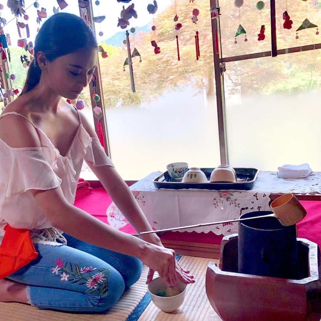 遊海 Yuumiさんのインスタグラム写真 - (遊海 YuumiInstagram)「After 5 years my body still remembers how to brew Matcha. (sado) Japanese Traditional Tea Ceremony🌿. When i was 16 years old i decided to stay and study in Japanese Tea Ceremony House that has been from Edo era. I had trainee in the Tea Ceremony House for 2 years to learn the Japanese Culture, Tradition and OMOTENASHI Japanese Spirits. Every different culture have different traditions and I believe Japan is one of the Historical and delicate Culture that we have and i always wish to share the beauty of Japan Traditions to many other countries. Visit @visitmie  to feel the Japanese Tradition @inaka_tourism @misugi_resort  #misugi #misugivillage #mie #mieprefecture #visitmie #misugiresort #nature #love #peace #happiness #relaxing #culture #teaceremony #japan #japanculture #tradition #sado #茶道 #お茶会」6月11日 19時13分 - yuumi_kato