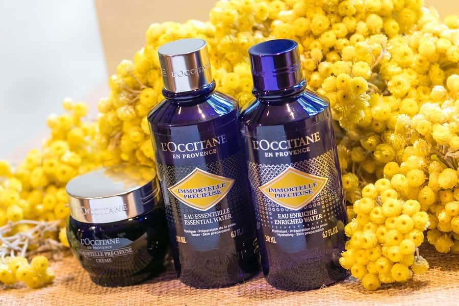 L'OCCITANE en Provenceさんのインスタグラム写真 - (L'OCCITANE en ProvenceInstagram)「＼発表会速報！／9月11日(水)リニューアル新発売、イモーテル プレシューズ✨ 素肌力、整えて前を向く。咲かせるハリつや、太陽のイモーテル🌼﻿ ﻿ ロクシタンを代表するスキンケアシリーズ﻿ 「イモーテル プレシューズ」が﻿ 2019年秋、進化して登場することが﻿ 本日発表されました✨﻿ ﻿ イモーテルとは、﻿ イル・ド・ボーテ（美の島）と呼ばれる﻿ 青い海に囲まれたコルシカ島に咲く﻿ 黄色く小さな花の名前。﻿ ﻿ そのイモーテルから抽出した﻿ エッセンシャルオイルには﻿ 古来より高い再生力があると云われているほか、﻿ つみとった後でも枯れずに﻿ 鮮やかな黄色を保ち続けることから﻿ 「永久花」という別名も。﻿ ﻿ ロクシタンは2001年、﻿ この花が持つ類まれなる生命力に着目し応用して、﻿ イモーテルを用いたスキンケアを開発💡﻿ ﻿ そしてブランドの代表ラインになった﻿ 「イモーテル プレシューズ」が﻿ さらなる進化を遂げて、この秋、登場します！﻿ ﻿ ﻿ 肌のハリ・ツヤを咲かせる、﻿ 「イモーテル プレシューズ」の﻿ リニューアル・ラインナップは……↓﻿ ﻿ ◎クリーム﻿ 親和型ヒアルロン酸配合で﻿ うるおい満ちるハリ肌へ導きます✨﻿ ﻿ ◎エクストラフェイスウォーター﻿ 「しっとりと」したテクスチャーの化粧水。﻿ 肌にとろりと溶け込むようになじみ、﻿ 弾むようにしなやかでキメの整った肌へ🌼﻿ ﻿ ◎エッセンシャルフェイスウォーター﻿ 「みずみずしく」肌を仕上げる化粧水。﻿ つけた瞬間にみずみずしく肌へなじみ、﻿ 心地良い潤いが肌を丸ごと包み込みます💓﻿ ﻿ ◎セラム﻿ 高濃度イモーテル凝縮美容液💫﻿ 内から輝くようなヘルシーなツヤを仕込みます。﻿ ﻿ ◎ミルク﻿ 日本女性ニーズに応え開発された﻿ ロクシタン初の乳液クリーム🌟﻿ ﻿ ◎アイバーム﻿ ぴんっと引きしまった明るい印象へ。﻿ イモーテルとシアバターで﻿ 気になる乾燥小じわをケアする、﻿ 目元用ジェルクリーム👀﻿ ﻿ ◎フェイスミスト﻿ ひと吹きでフレッシュな輝きを補給し、﻿ 1日中ふっくらハリ・ツヤを途切れさせません☀️﻿ ﻿ ﻿ 新パッケージのデザインは﻿ 初夏6月の南仏コルシカ島に咲く﻿ イモーテルの花がインスピレーションに。﻿ そのこだわりにもぜひ、注目して見てくださいね♡﻿ ﻿ リニューアル新発売の﻿ 「イモーテル プレシューズ」は﻿ 9月11日(水)発売。どうぞお楽しみに😊﻿ ﻿ ﻿ #ロクシタン #イモーテル #イモーテルプレシューズ #イモーテルの力 #すっぴん肌 #新商品 #新発売 #新作コスメ #スキンケア #コスメマニア #発表会 #速報 #すっぴん #秋コスメ #コルシカ島 #プロヴァンス #南仏 #美肌 #エイジングケア #しわ対策 #くすみ改善  #保湿 #乾燥肌対策 #コスメ紹介 #コスメ大好き #リフレッシュ #コスメ紹介 #loccitane #immortelle」6月11日 19時16分 - loccitane_jp