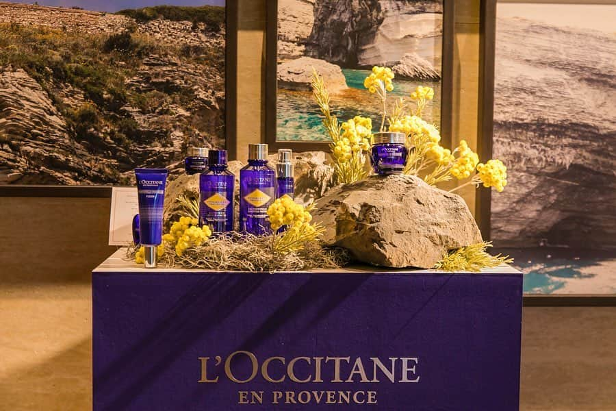 L'OCCITANE en Provenceさんのインスタグラム写真 - (L'OCCITANE en ProvenceInstagram)「＼発表会速報！／9月11日(水)リニューアル新発売、イモーテル プレシューズ✨ 素肌力、整えて前を向く。咲かせるハリつや、太陽のイモーテル🌼﻿ ﻿ ロクシタンを代表するスキンケアシリーズ﻿ 「イモーテル プレシューズ」が﻿ 2019年秋、進化して登場することが﻿ 本日発表されました✨﻿ ﻿ イモーテルとは、﻿ イル・ド・ボーテ（美の島）と呼ばれる﻿ 青い海に囲まれたコルシカ島に咲く﻿ 黄色く小さな花の名前。﻿ ﻿ そのイモーテルから抽出した﻿ エッセンシャルオイルには﻿ 古来より高い再生力があると云われているほか、﻿ つみとった後でも枯れずに﻿ 鮮やかな黄色を保ち続けることから﻿ 「永久花」という別名も。﻿ ﻿ ロクシタンは2001年、﻿ この花が持つ類まれなる生命力に着目し応用して、﻿ イモーテルを用いたスキンケアを開発💡﻿ ﻿ そしてブランドの代表ラインになった﻿ 「イモーテル プレシューズ」が﻿ さらなる進化を遂げて、この秋、登場します！﻿ ﻿ ﻿ 肌のハリ・ツヤを咲かせる、﻿ 「イモーテル プレシューズ」の﻿ リニューアル・ラインナップは……↓﻿ ﻿ ◎クリーム﻿ 親和型ヒアルロン酸配合で﻿ うるおい満ちるハリ肌へ導きます✨﻿ ﻿ ◎エクストラフェイスウォーター﻿ 「しっとりと」したテクスチャーの化粧水。﻿ 肌にとろりと溶け込むようになじみ、﻿ 弾むようにしなやかでキメの整った肌へ🌼﻿ ﻿ ◎エッセンシャルフェイスウォーター﻿ 「みずみずしく」肌を仕上げる化粧水。﻿ つけた瞬間にみずみずしく肌へなじみ、﻿ 心地良い潤いが肌を丸ごと包み込みます💓﻿ ﻿ ◎セラム﻿ 高濃度イモーテル凝縮美容液💫﻿ 内から輝くようなヘルシーなツヤを仕込みます。﻿ ﻿ ◎ミルク﻿ 日本女性ニーズに応え開発された﻿ ロクシタン初の乳液クリーム🌟﻿ ﻿ ◎アイバーム﻿ ぴんっと引きしまった明るい印象へ。﻿ イモーテルとシアバターで﻿ 気になる乾燥小じわをケアする、﻿ 目元用ジェルクリーム👀﻿ ﻿ ◎フェイスミスト﻿ ひと吹きでフレッシュな輝きを補給し、﻿ 1日中ふっくらハリ・ツヤを途切れさせません☀️﻿ ﻿ ﻿ 新パッケージのデザインは﻿ 初夏6月の南仏コルシカ島に咲く﻿ イモーテルの花がインスピレーションに。﻿ そのこだわりにもぜひ、注目して見てくださいね♡﻿ ﻿ リニューアル新発売の﻿ 「イモーテル プレシューズ」は﻿ 9月11日(水)発売。どうぞお楽しみに😊﻿ ﻿ ﻿ #ロクシタン #イモーテル #イモーテルプレシューズ #イモーテルの力 #すっぴん肌 #新商品 #新発売 #新作コスメ #スキンケア #コスメマニア #発表会 #速報 #すっぴん #秋コスメ #コルシカ島 #プロヴァンス #南仏 #美肌 #エイジングケア #しわ対策 #くすみ改善  #保湿 #乾燥肌対策 #コスメ紹介 #コスメ大好き #リフレッシュ #コスメ紹介 #loccitane #immortelle」6月11日 19時16分 - loccitane_jp