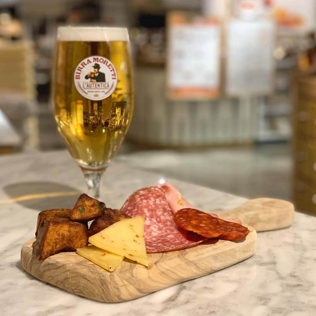 EATALY Tokyoさんのインスタグラム写真 - (EATALY TokyoInstagram)「6月のオススメはイタリアンビール🍻！ 「ドラフトビール（生ビール）」で期間限定のアペリティーヴォセットを楽しみましょう。 さわやかな口当たりとしっかりした喉越しがご好評いただいているモレッティ。もはやイータリーの定番商品です。 梅雨時には便利な駅直結のイータリーで心行くまでお楽しみください。 #eataly #eatalytokyo #イータリー #モレッティ #アペリティーヴォ #生ビール #グランスタ丸の内 #日本橋三越」6月11日 19時16分 - eataly.tokyo