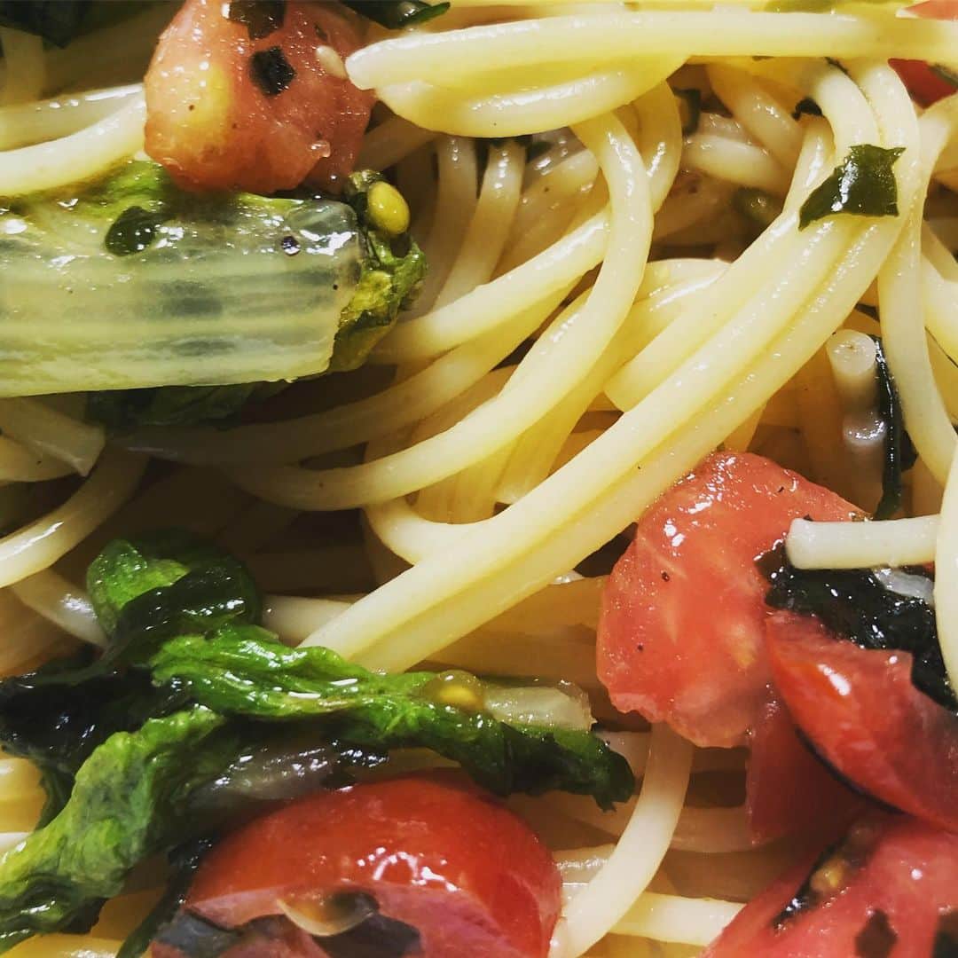 人時のインスタグラム：「あちこちへ出かけておりました。 夜は冷製パスタ。トマトと山東なと大葉で和えました。美味しく出来ました♫」