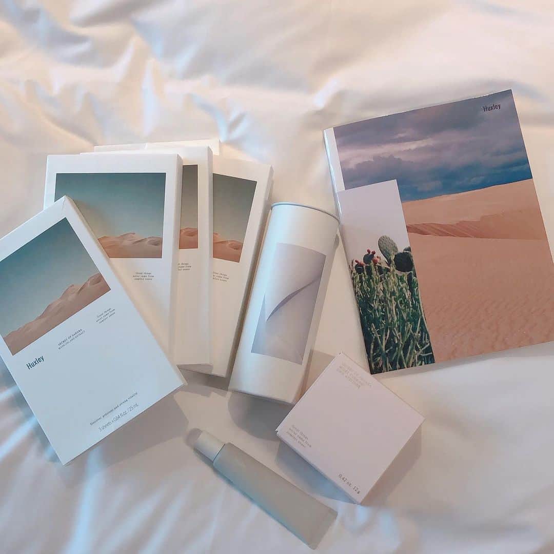 野々口祐子のインスタグラム：「先日韓国でずっと気になってた @huxley_korea を買ってきました🇰🇷 パッケージが可愛いんだよなぁ✨ 店内のディスプレイも可愛かった🏜💯 #huxley #コスメ #韓国」