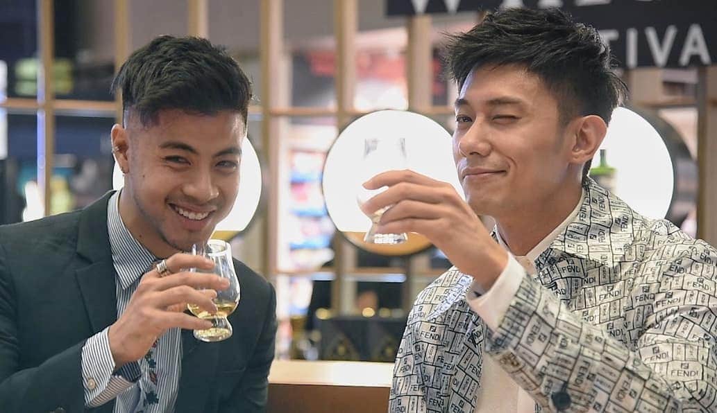 デスモンド・タンのインスタグラム：「Smile, laugh & wink? Finally working on something together with my more bearded brother @benjaminkheng . Toast to friendships and bonds with WHISKY! What would you make a toast to? 🥃  From now till 30th June, purchase from iShopChangi.com before your flight and stand a chance to win a fully paid trip to visit whisky distillery in Scotland!  #JourneyBeforeJourney #DFSTheWhiskyFest  Special thanks Stylist: @ojnjenine  Outfit: @fendi  Hairstylist: @ryan_yap」